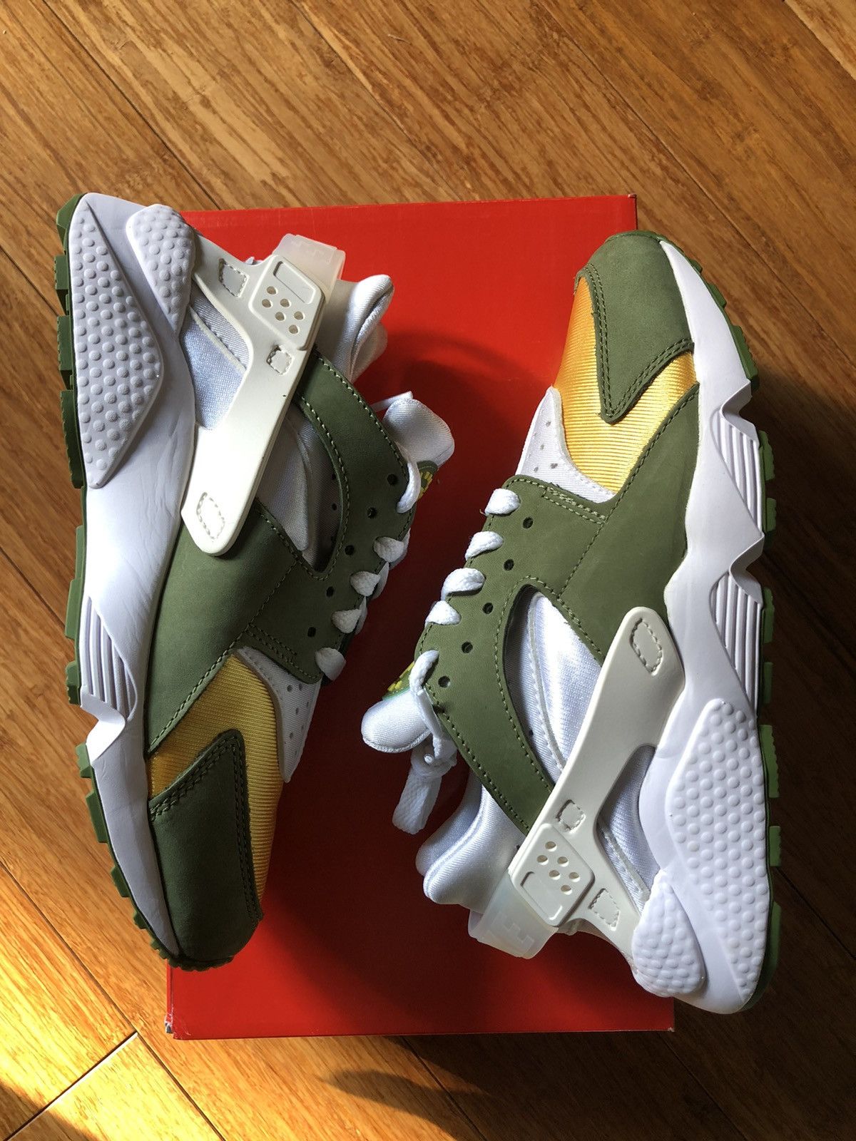Nike × Stussy US 5 NIKE HUARACHE LE STUSSY olive green white yellow Size US 5 / EU 37 - 4 Thumbnail