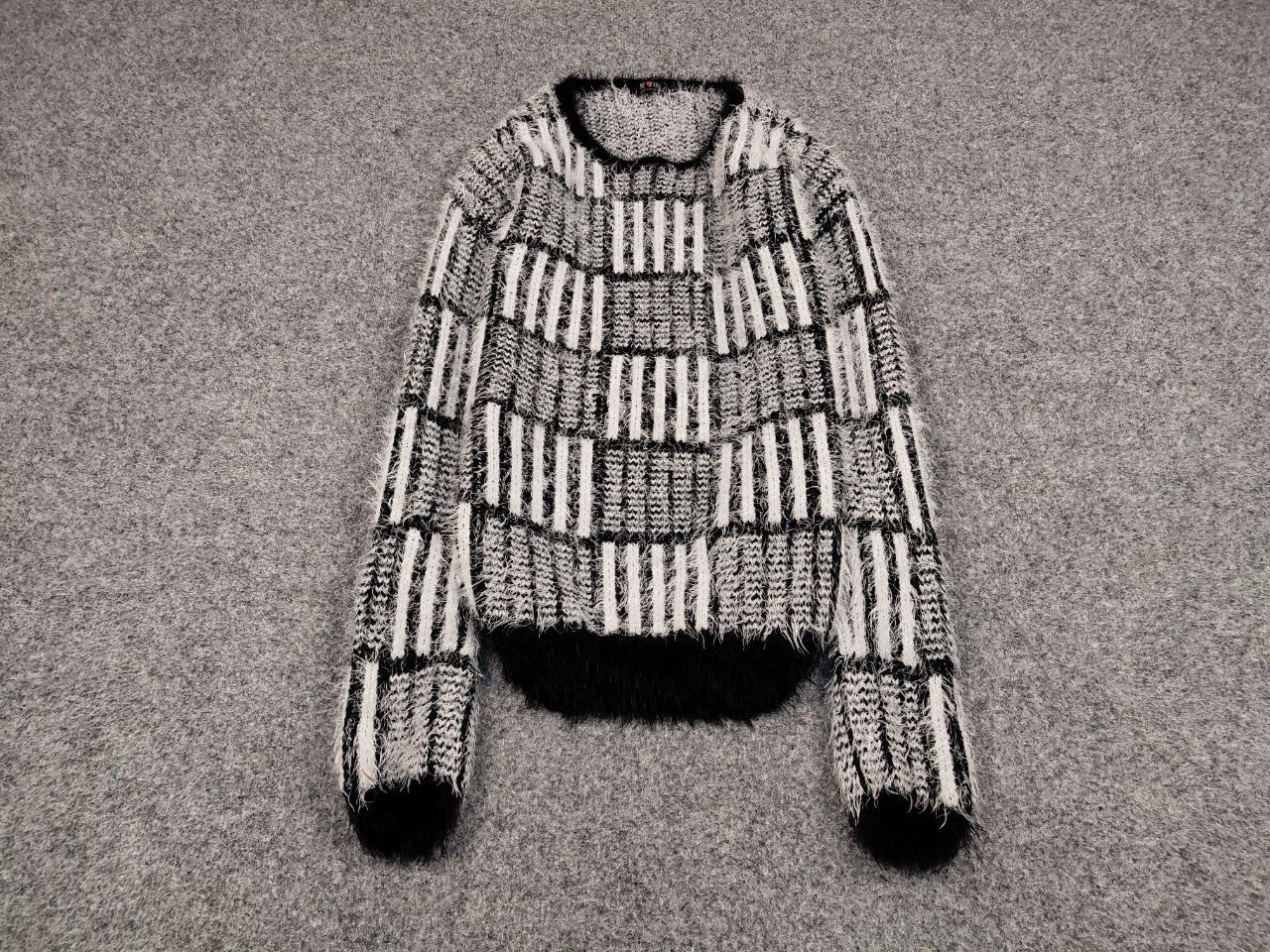 Japanese Brand Vintage 90's Japanese Pattern Mohair Style Crewneck Sweater Size US S / EU 44-46 / 1 - 2 Thumbnail