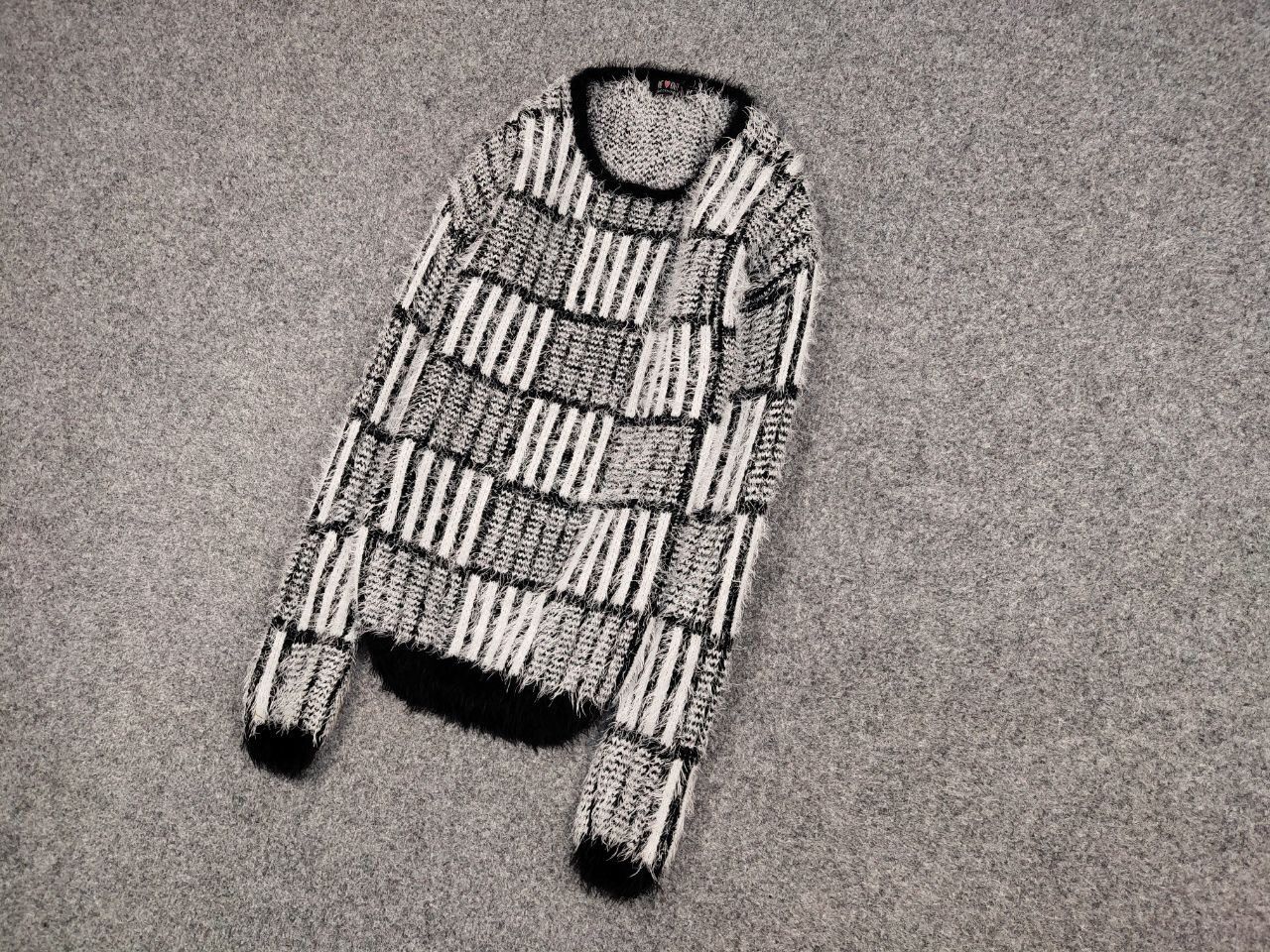 Japanese Brand Vintage 90's Japanese Pattern Mohair Style Crewneck Sweater Size US S / EU 44-46 / 1 - 3 Thumbnail