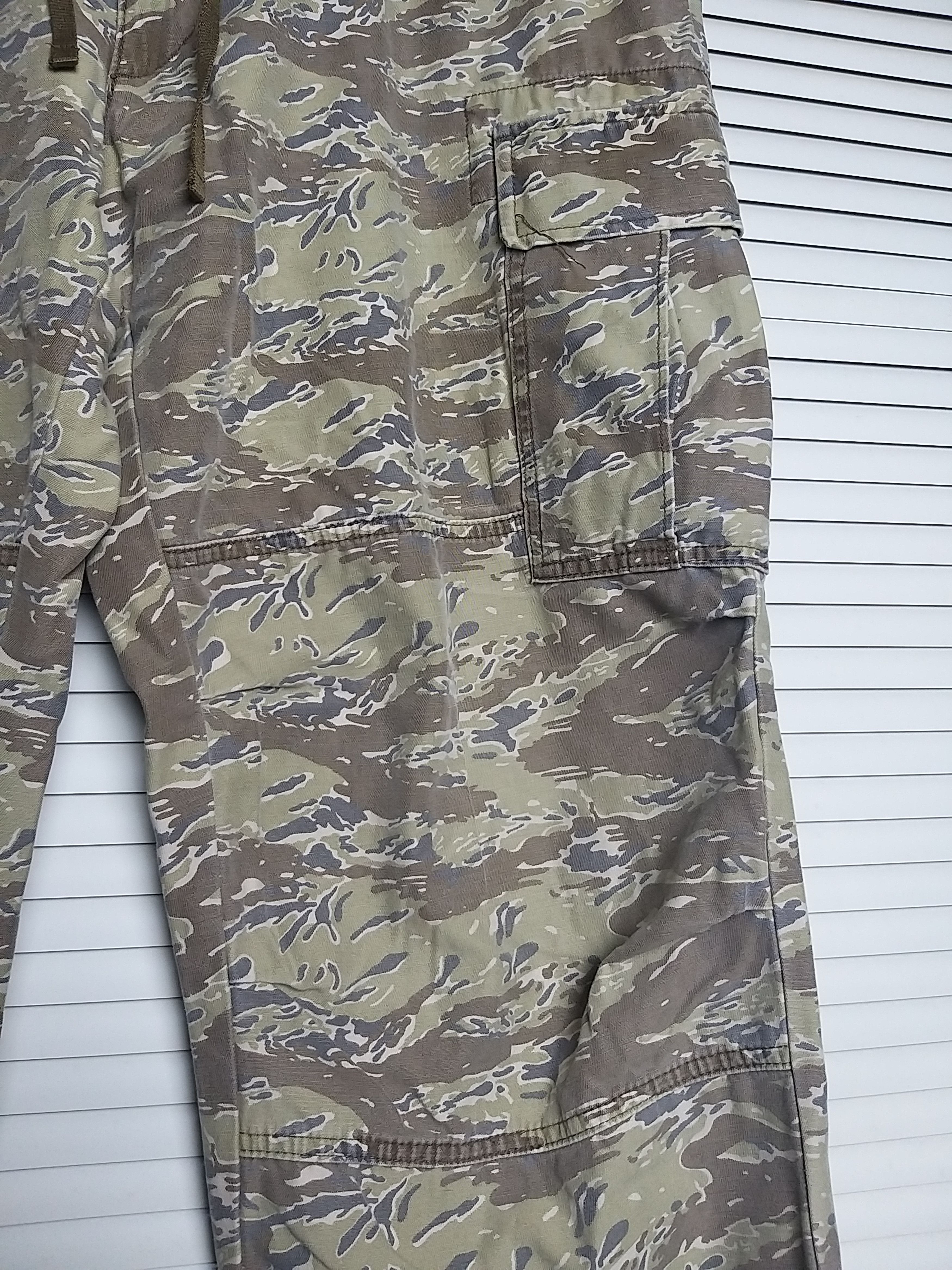 Japanese Brand UNIQLO TIGER STRIPE CAMO MILITARY ARMY CARGO PANT Size US 39 - 5 Thumbnail