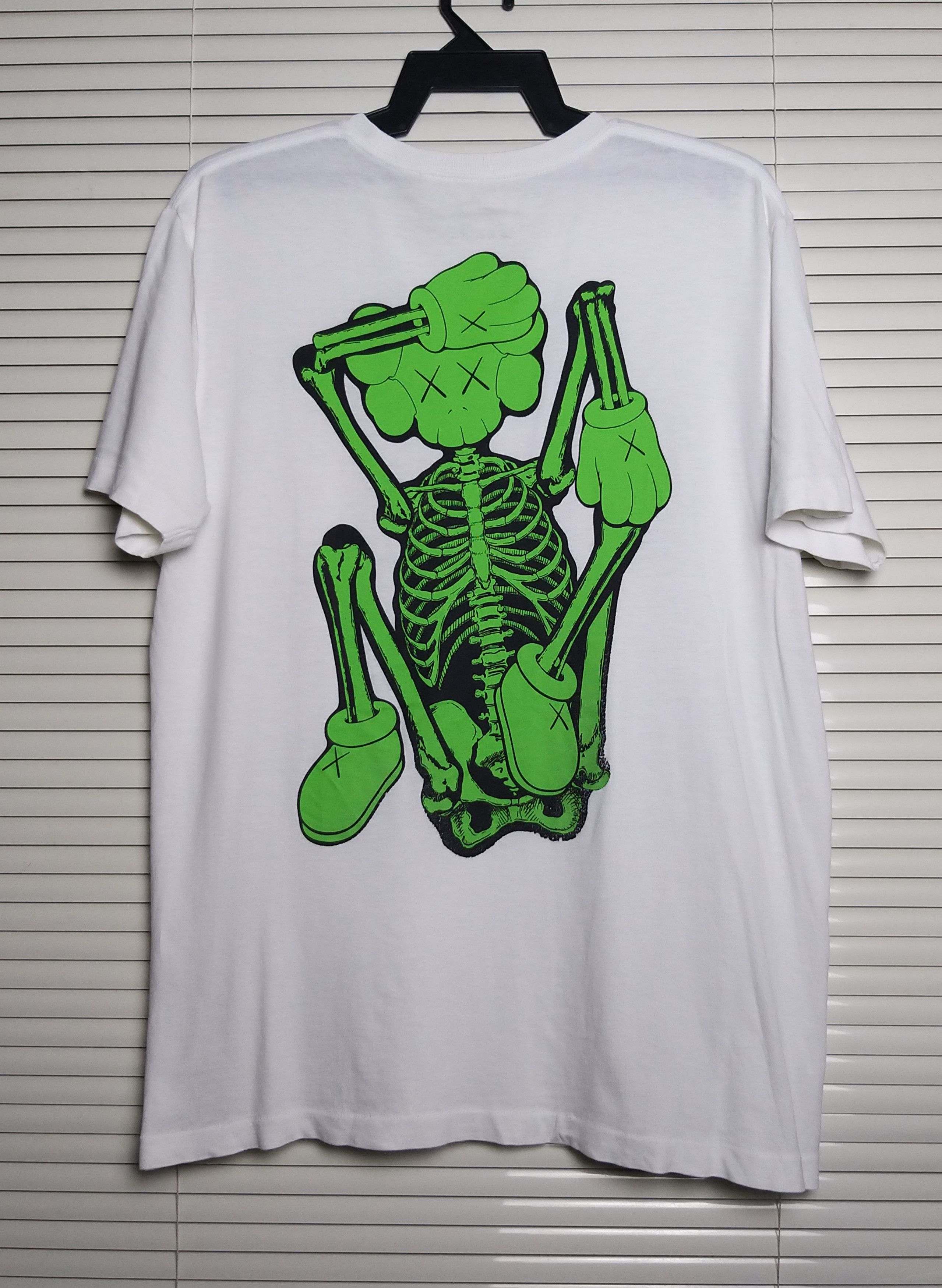 Kaws × Uniqlo SICK🔥KAWS X UNIQLO GREEN SKELETON BIG PRINT T SHIRT Size US XL / EU 56 / 4 - 4 Thumbnail