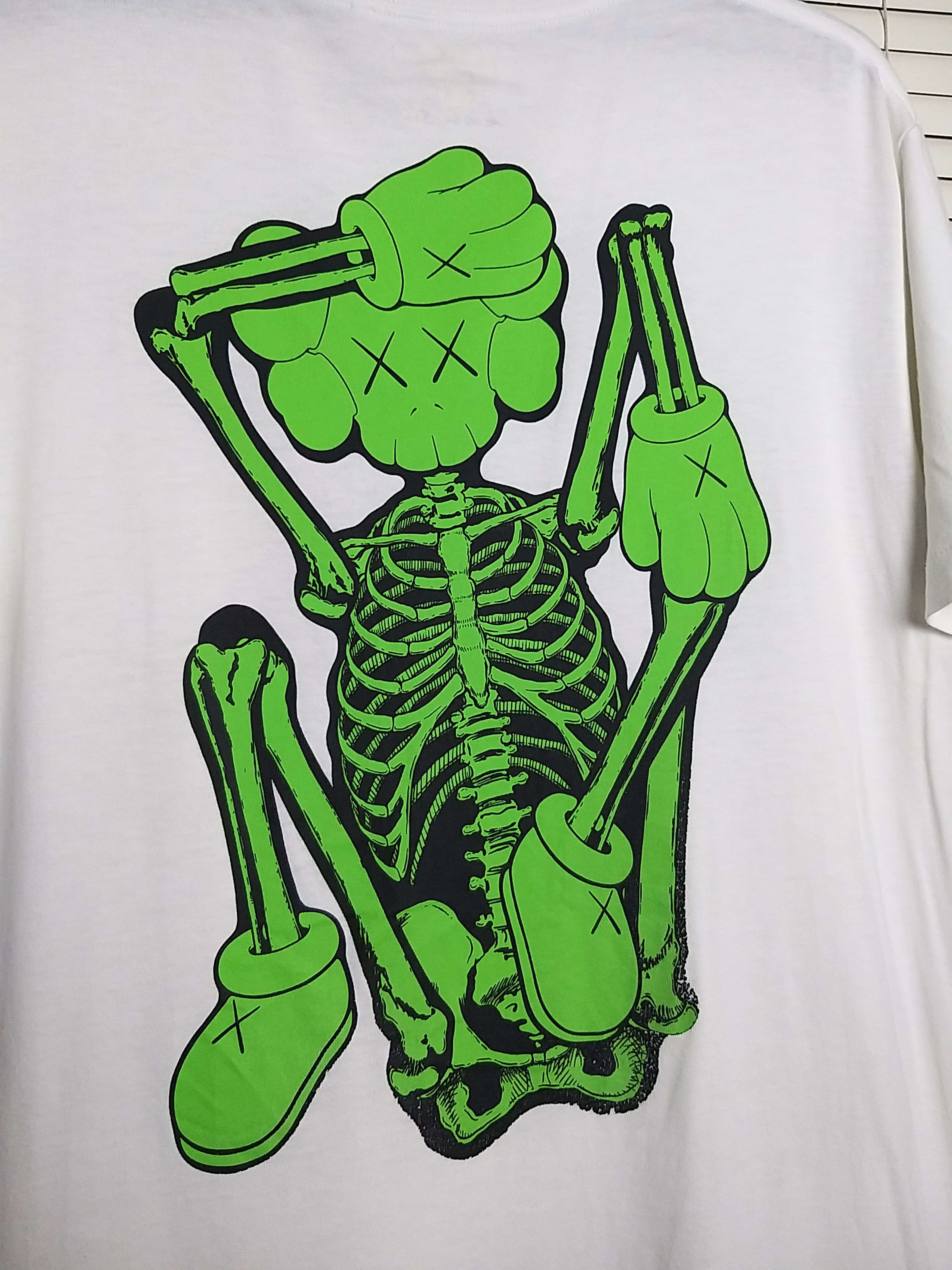 Kaws × Uniqlo SICK🔥KAWS X UNIQLO GREEN SKELETON BIG PRINT T SHIRT Size US XL / EU 56 / 4 - 3 Thumbnail