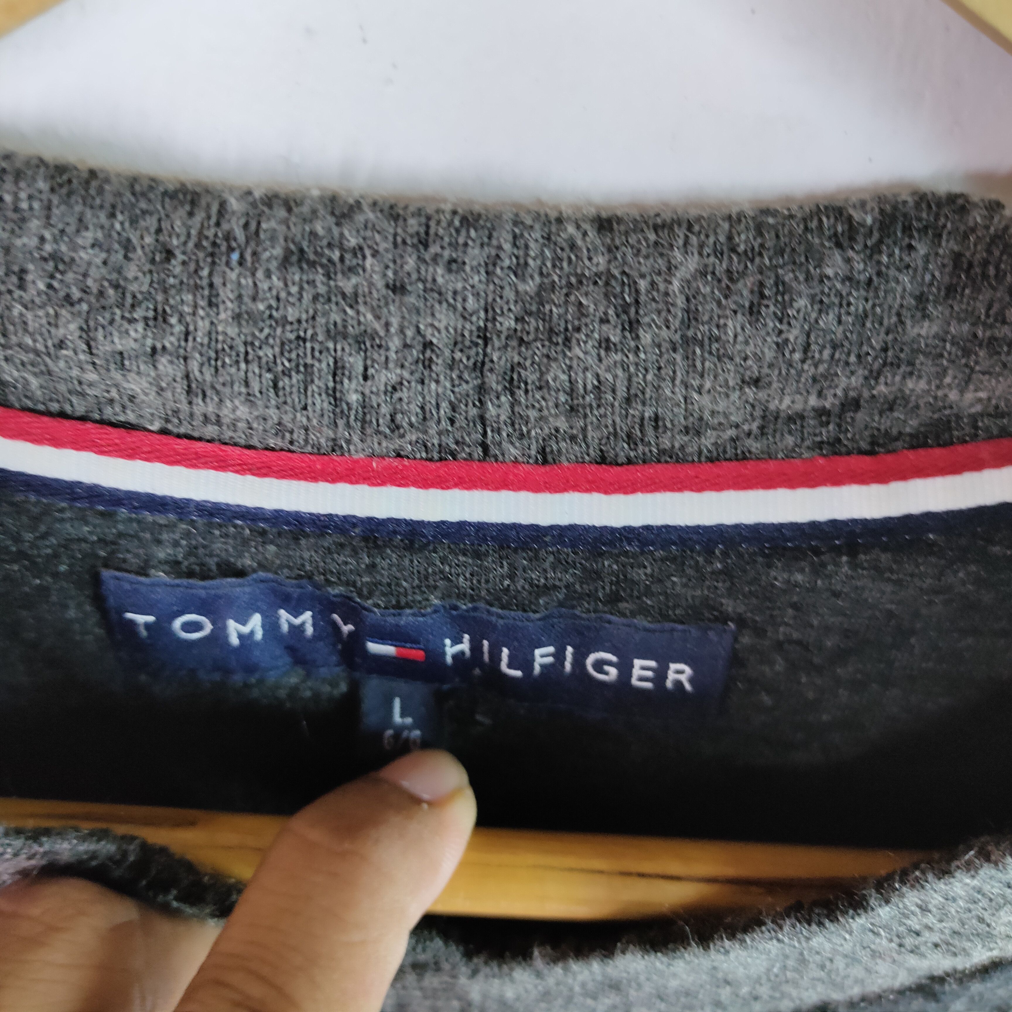 Tommy Hilfiger TOMMY HILFIGER V Neck Plain Design Medium Size Sweatshirt Size US M / EU 48-50 / 2 - 3 Thumbnail