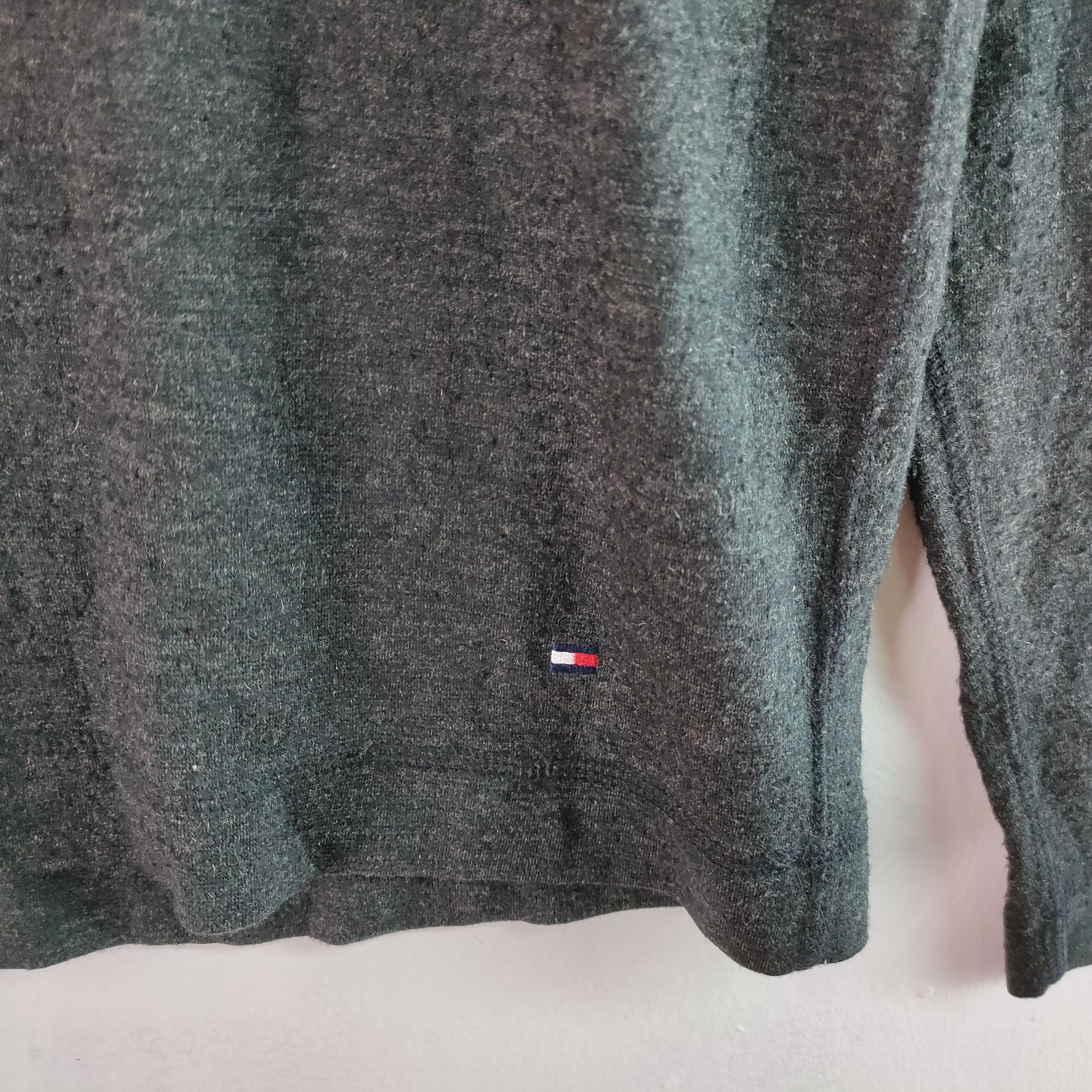 Tommy Hilfiger TOMMY HILFIGER V Neck Plain Design Medium Size Sweatshirt Size US M / EU 48-50 / 2 - 2 Thumbnail
