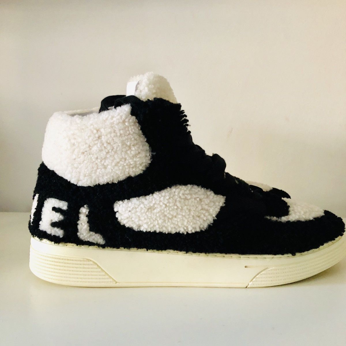 Chanel Chanel A/W 2019 Shearling hi top sneakers Size US 9.5 / EU 42-43 - 6 Thumbnail