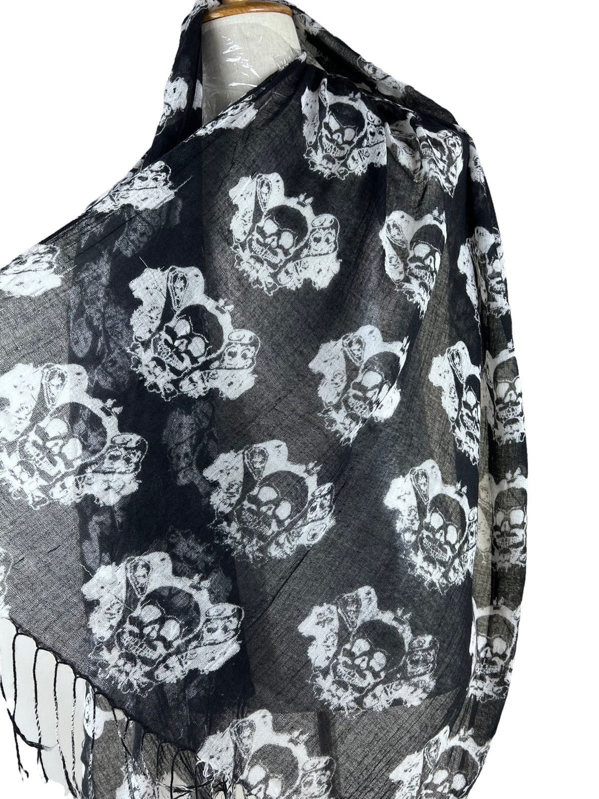 Japanese Brand Japanese Brand Skull Scarf Inspired Alexander Mcqueen Size ONE SIZE - 3 Thumbnail