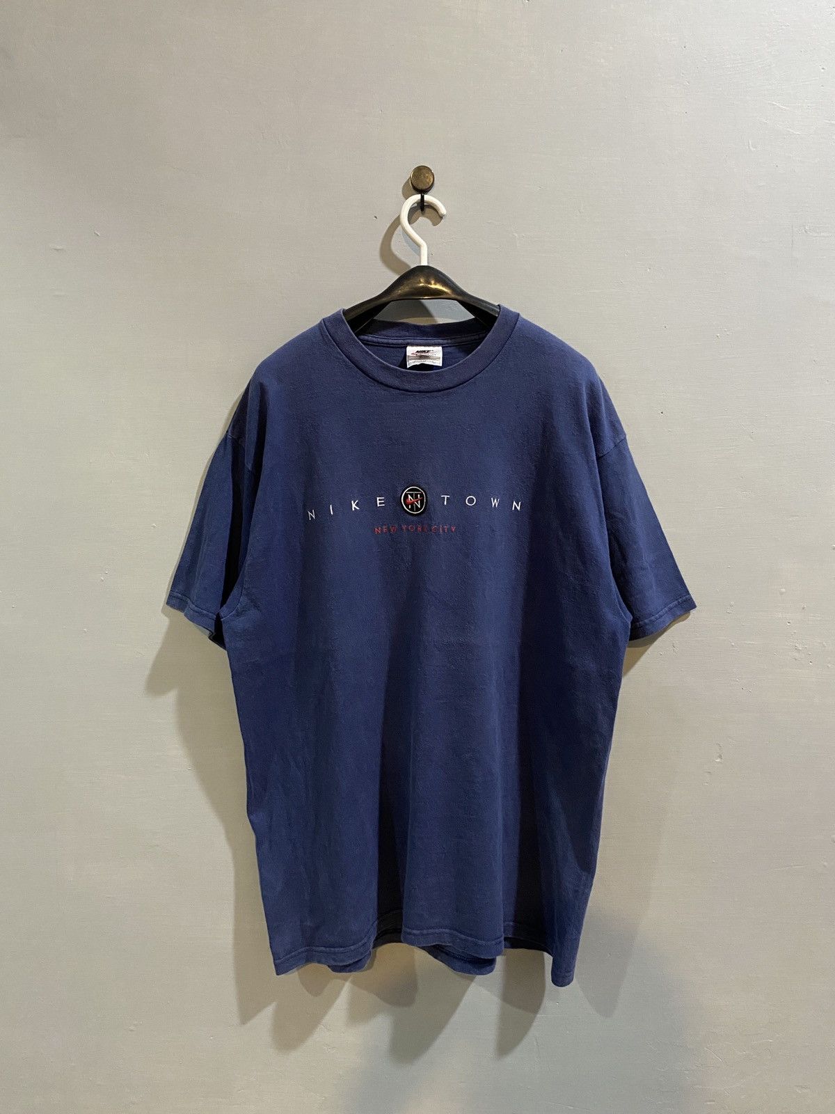 RARE VINTAGE NIKE TOWN NEW YORK CITY T-SHIRT FREE SHIPPING
