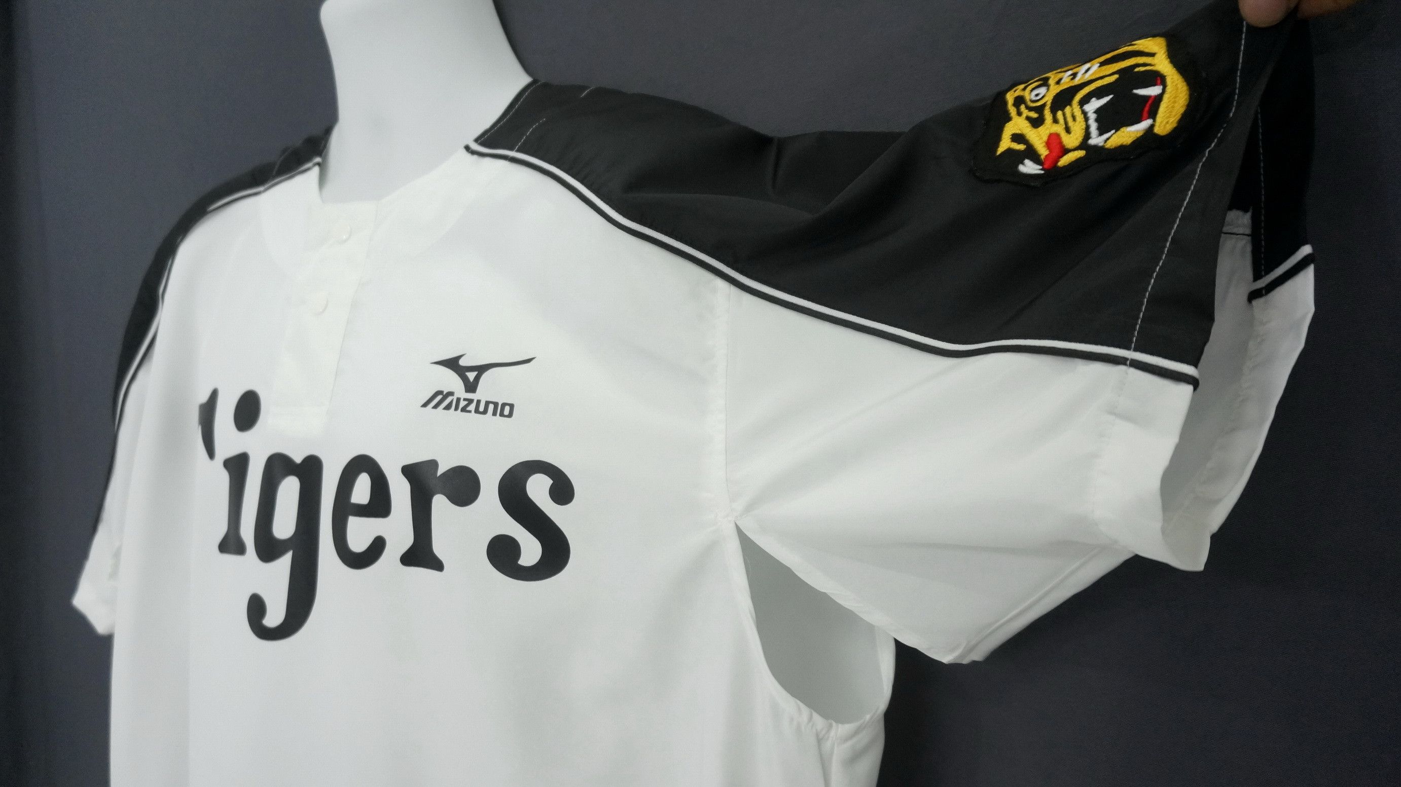 Japanese Brand Japan HANSHIN TIGERS MIZUNO Official Fanclub Shirt 160g Size US XL / EU 56 / 4 - 5 Thumbnail
