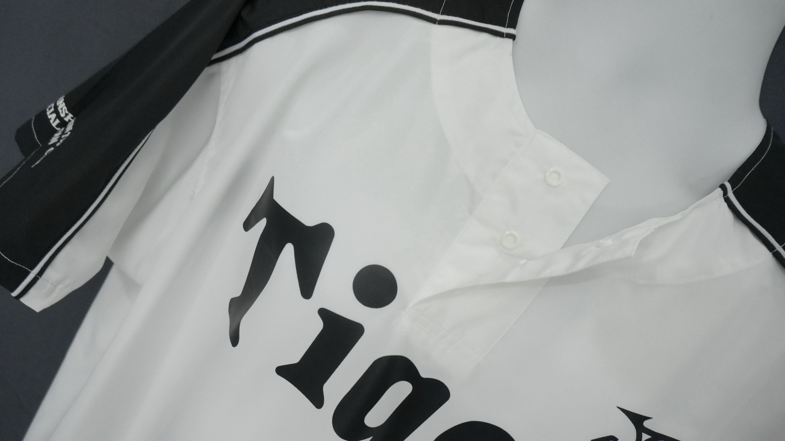 Japanese Brand Japan HANSHIN TIGERS MIZUNO Official Fanclub Shirt 160g Size US XL / EU 56 / 4 - 6 Thumbnail