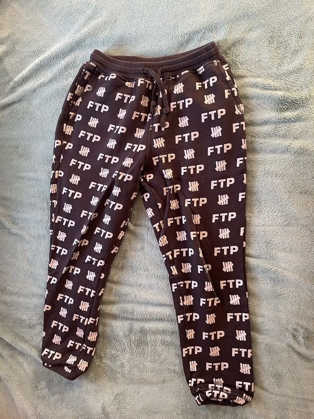 FTP×UNDEFEATED ALL OVER SWEATPANT