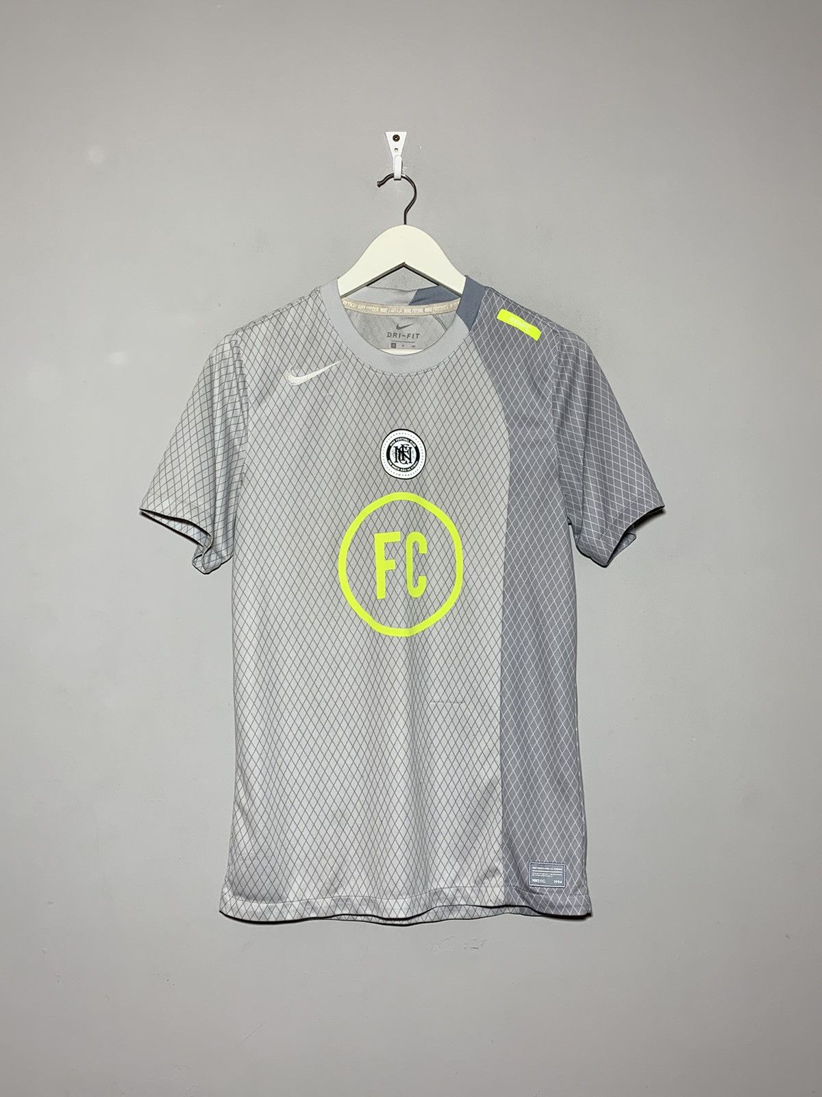 Nike Nike Centre Logo Y2k Streetwear Style Football Shirt Size US S / EU 44-46 / 1 - 1 Thumbnail