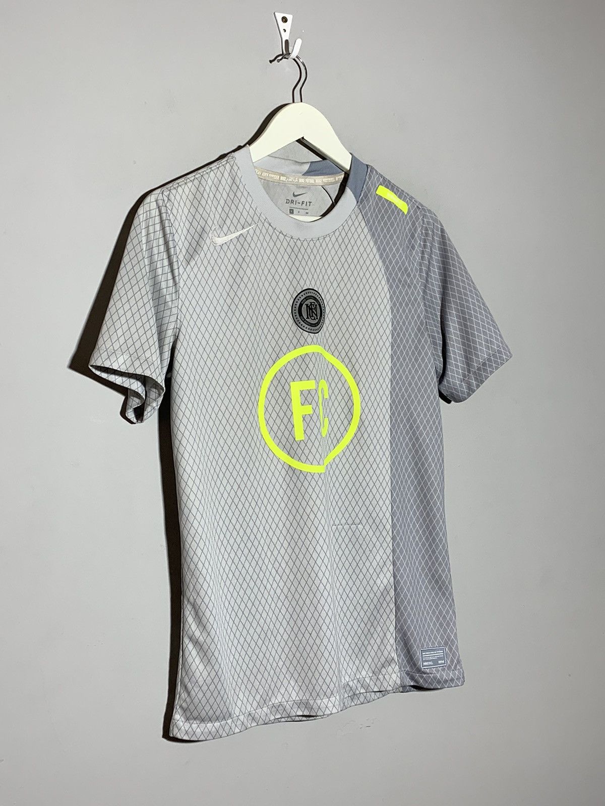 Nike Nike Centre Logo Y2k Streetwear Style Football Shirt Size US S / EU 44-46 / 1 - 2 Thumbnail