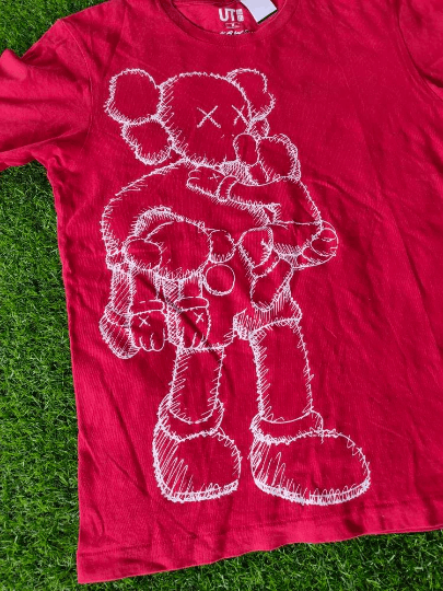 Kaws × Uniqlo Kaws x Uniqlo Tshirt Size Medium Size US M / EU 48-50 / 2 - 2 Thumbnail