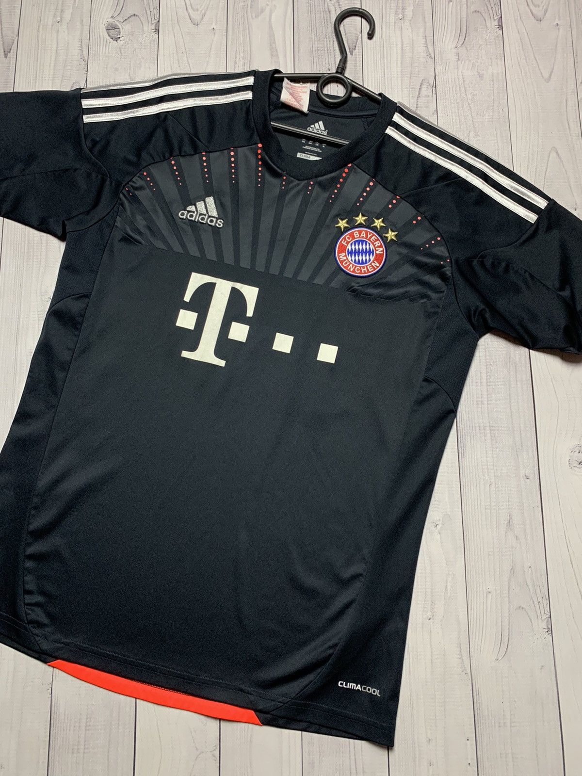 Vintage Vintage soccer jersey Bayern Munich Kroos 39 adidas size S/M Size US S / EU 44-46 / 1 - 3 Thumbnail