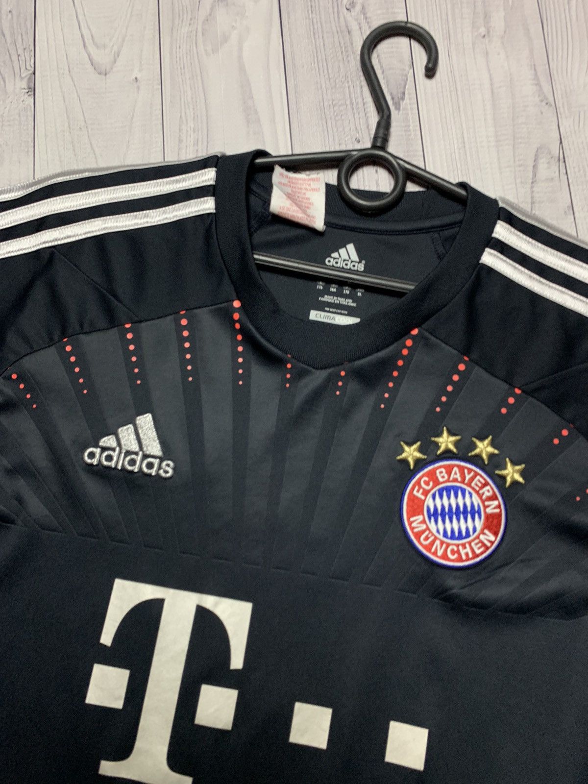 Vintage Vintage soccer jersey Bayern Munich Kroos 39 adidas size S/M Size US S / EU 44-46 / 1 - 4 Thumbnail