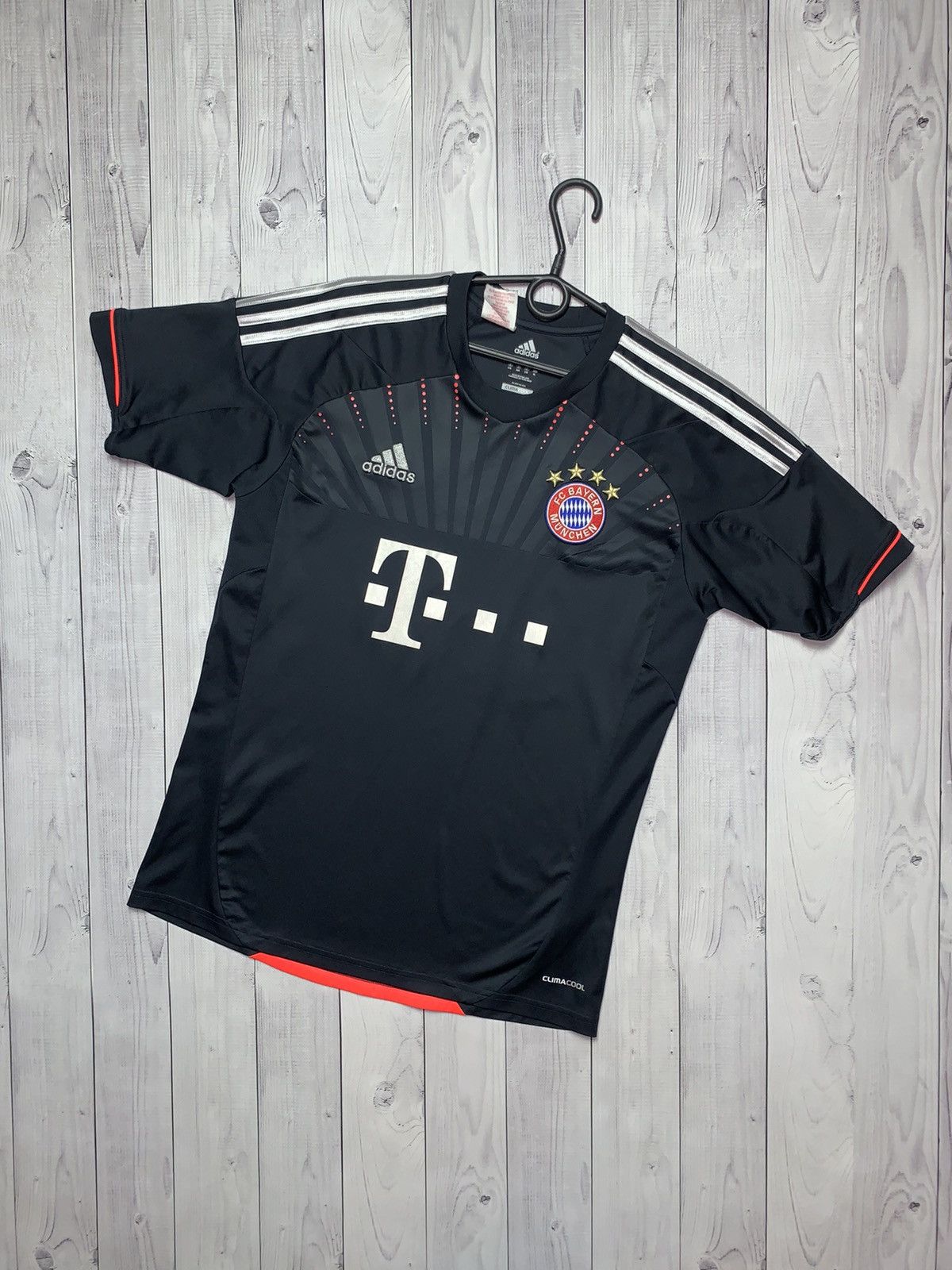 Vintage Vintage soccer jersey Bayern Munich Kroos 39 adidas size S/M Size US S / EU 44-46 / 1 - 2 Thumbnail