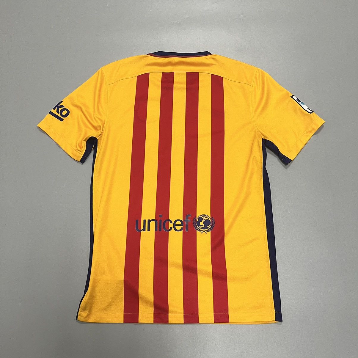 Nike Vintage Nike F.C Barcelona T-shirt tee RARE 🔥 Size US S / EU 44-46 / 1 - 2 Thumbnail