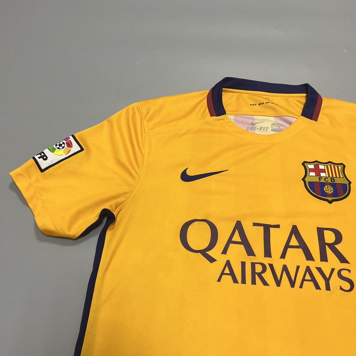 Nike Vintage Nike F.C Barcelona T-shirt tee RARE 🔥 Size US S / EU 44-46 / 1 - 3 Thumbnail