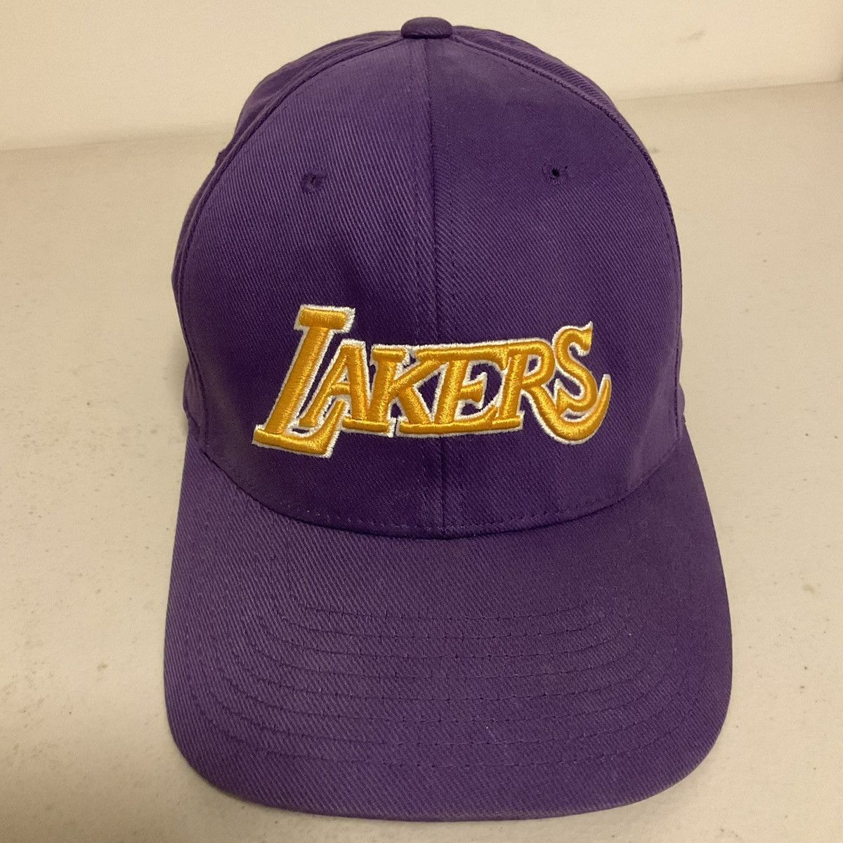NBA Vintage Nike Los Angeles Lakers Gold Embroidered Purple Hat Size ONE SIZE - 6 Thumbnail