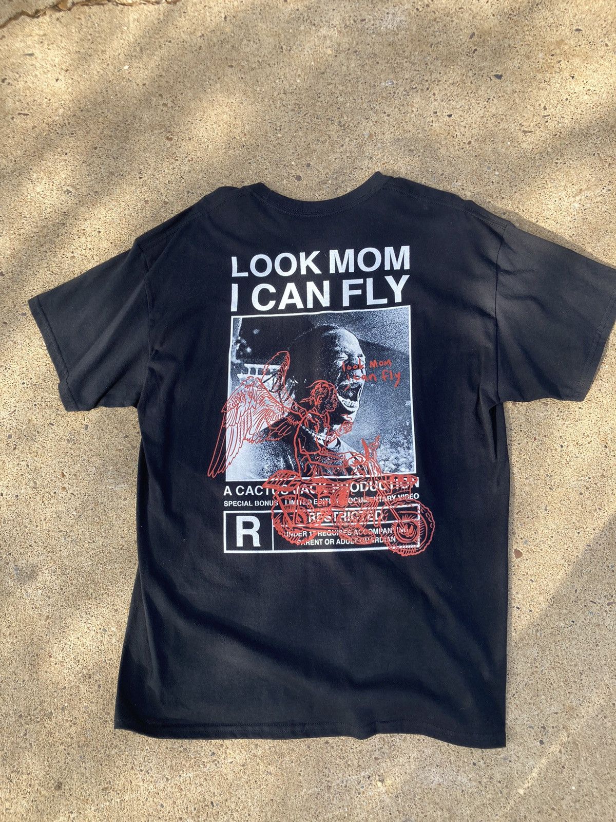 T-shirt Travis Scott Mom Look 'I Can Fly' Taille S - Neuf Avec étiquettes
