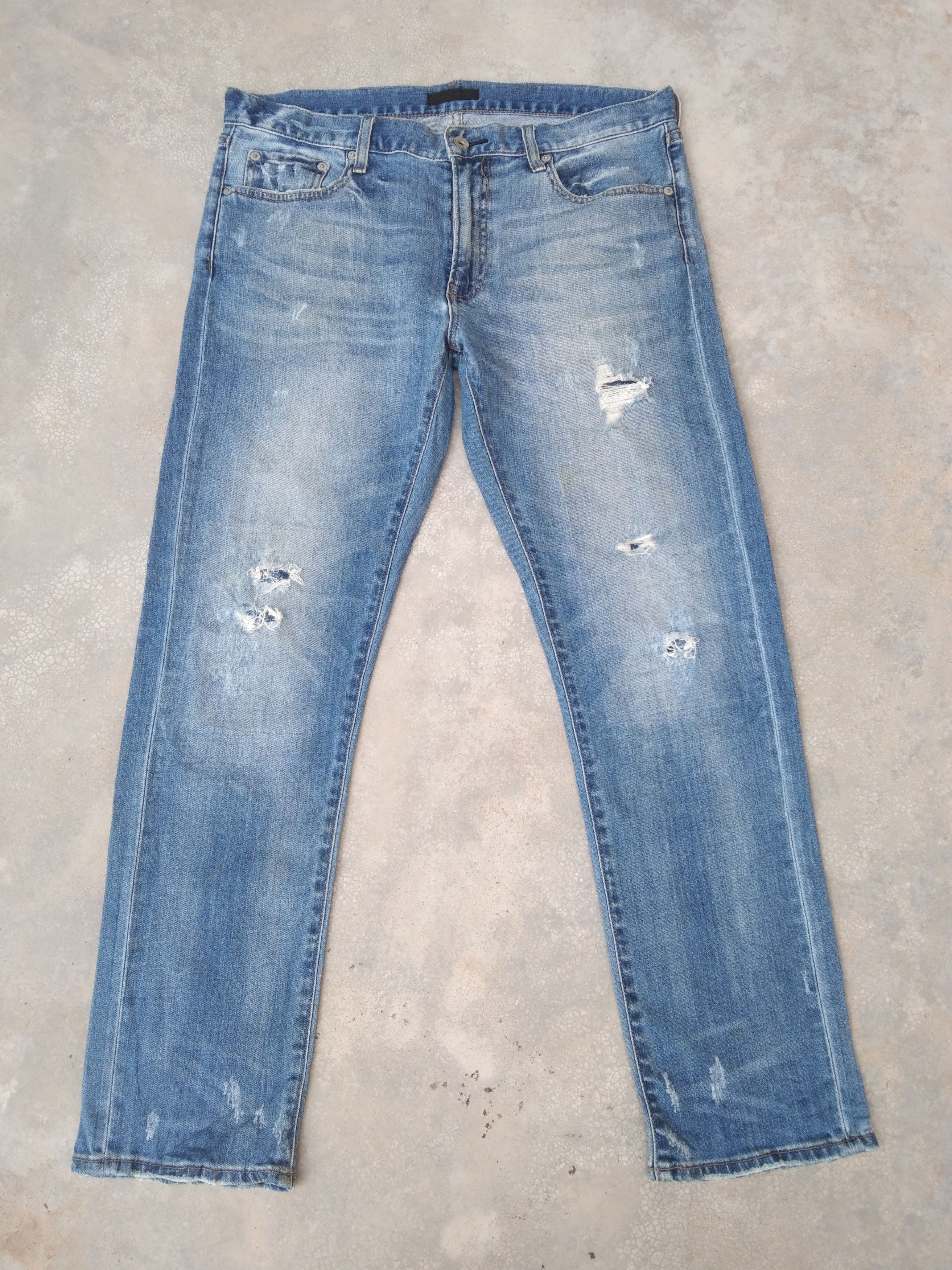 Japanese Brand Vintage Japanese Brand Uniqlo Distressed Jeans 34x30 Size US 34 / EU 50 - 1 Thumbnail