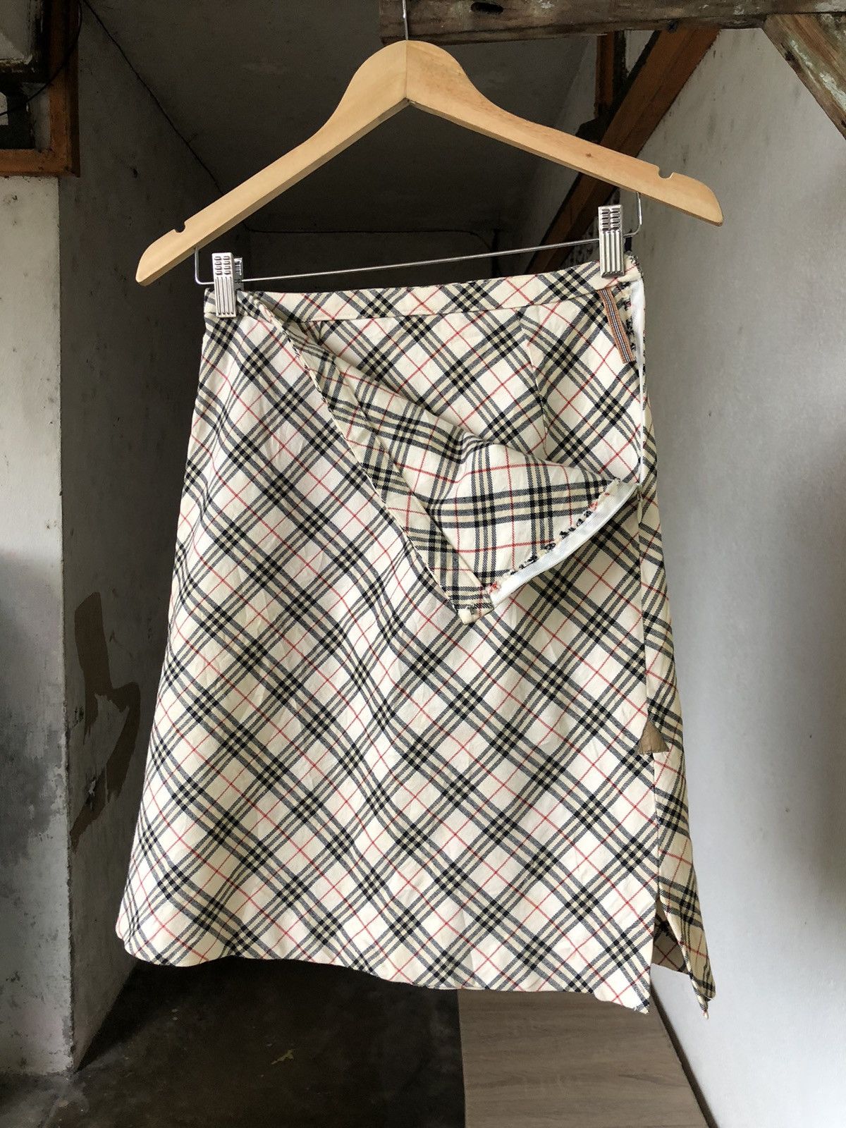 Burberry Vintage Burberry London Nova Check Mini Skrit Size 26" / US 2 / IT 38 - 1 Thumbnail