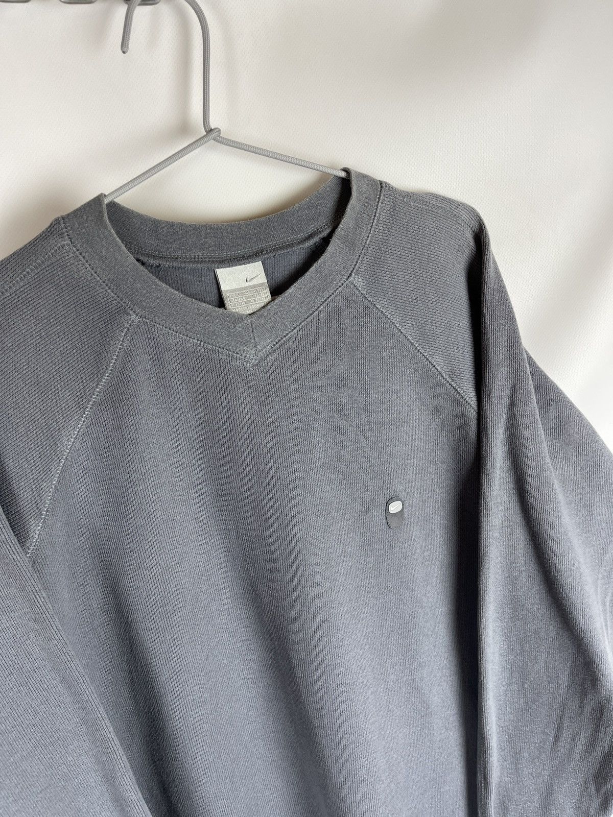 Nike × Vintage Nike vintage y2k grey small logo swoosh sweater sweatshirt Size US L / EU 52-54 / 3 - 8 Thumbnail