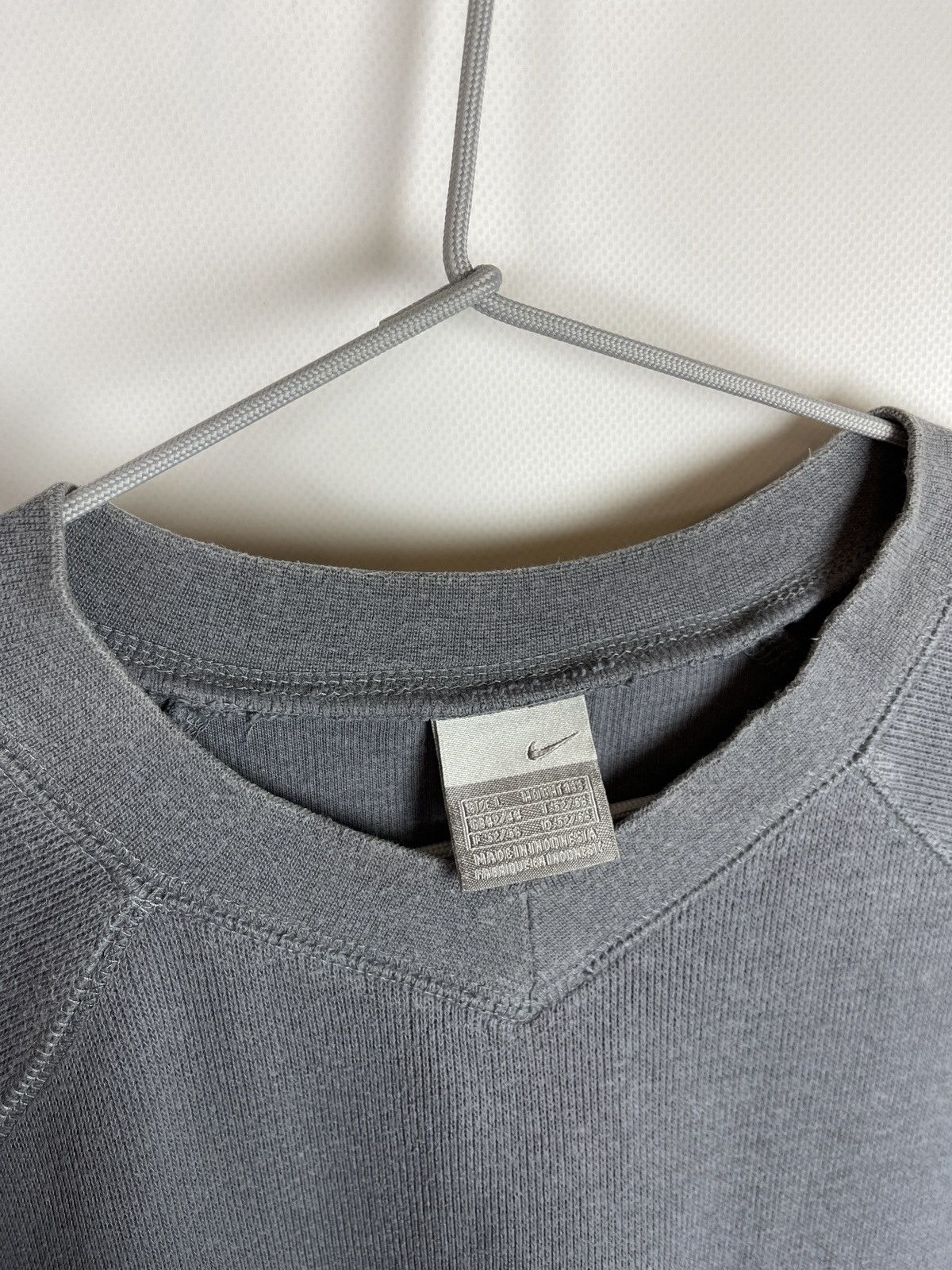 Nike × Vintage Nike vintage y2k grey small logo swoosh sweater sweatshirt Size US L / EU 52-54 / 3 - 9 Thumbnail