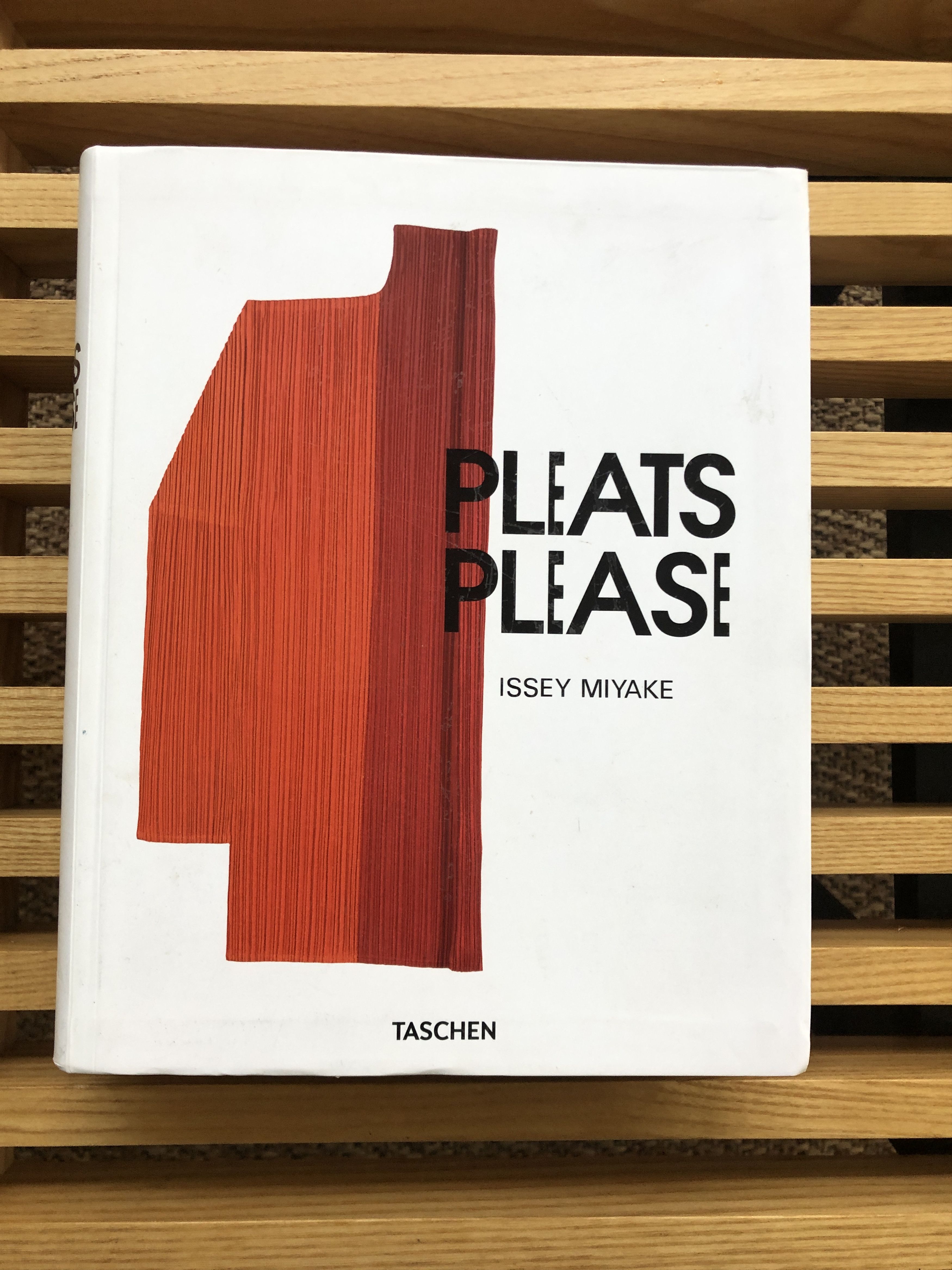 【最安値に挑戦】 Issey Miyake Issey Miyake Pleats Please Book TASCHEN | Grailed アート・デザイン・音楽