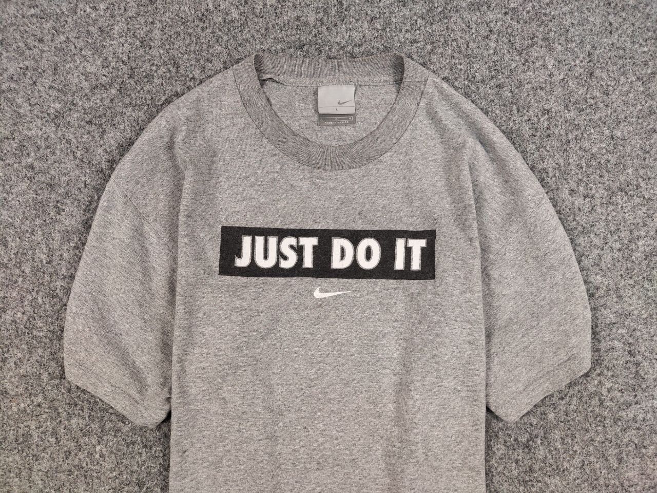 Nike Vintage 90's Nike Gray Center logo T Shirt Tee Size US L / EU 52-54 / 3 - 7 Thumbnail