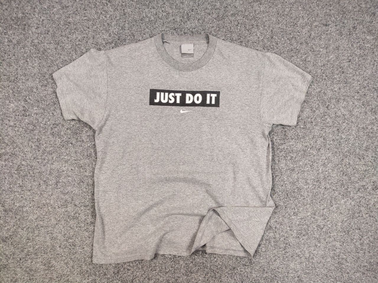 Nike Vintage 90's Nike Gray Center logo T Shirt Tee Size US L / EU 52-54 / 3 - 10 Thumbnail