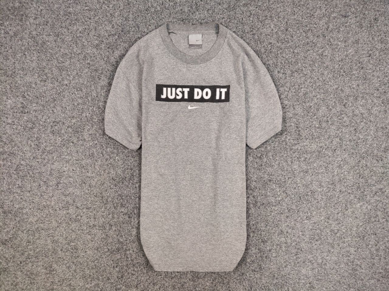 Nike Vintage 90's Nike Gray Center logo T Shirt Tee Size US L / EU 52-54 / 3 - 1 Thumbnail