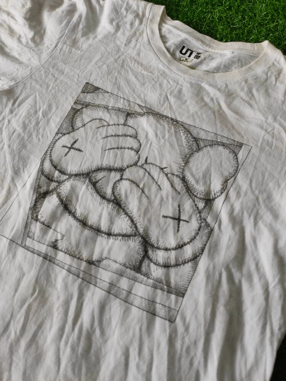 Kaws × Uniqlo Kaws x UT Tshirt Size Medium Size US M / EU 48-50 / 2 - 2 Thumbnail