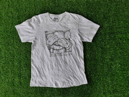 Kaws × Uniqlo Kaws x UT Tshirt Size Medium Size US M / EU 48-50 / 2 - 1 Thumbnail