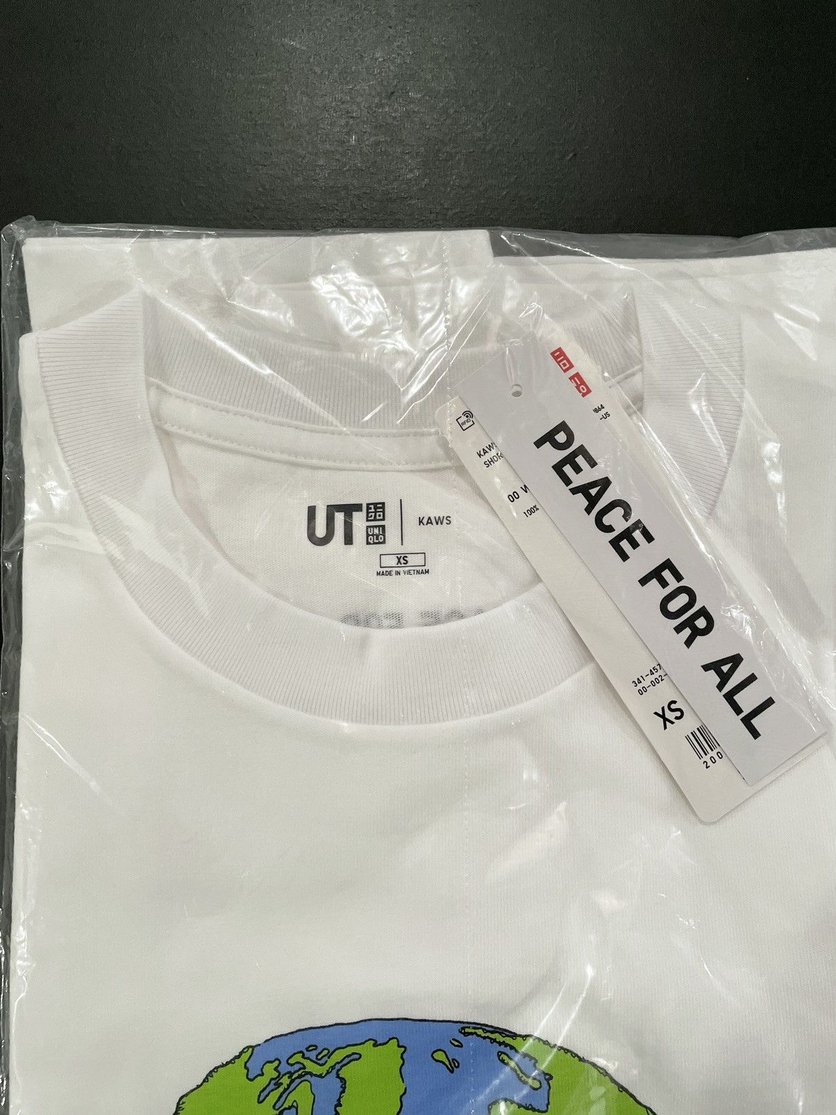 Kaws × Uniqlo XS Extra Small KAWS White Peace for All The Grey Vinyl Shirt Size US XS / EU 42 / 0 - 5 Thumbnail
