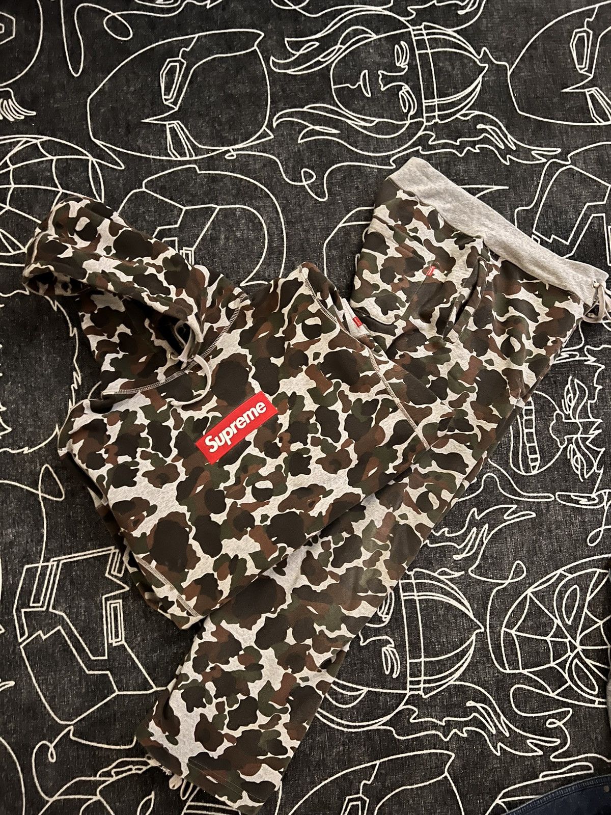 Supreme duck camo box clearance logo