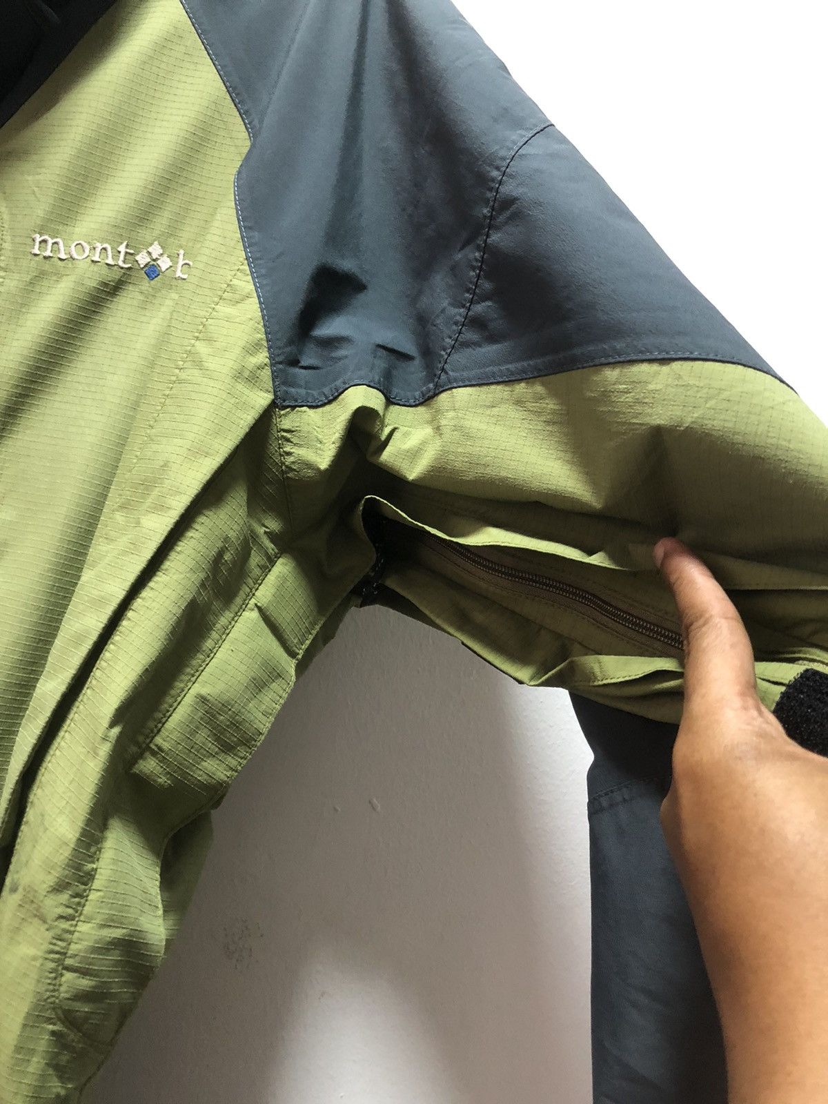 Montbell MONTBELL Jacket Hoodie Gore Tex Thinsulate Insulation Size US L / EU 52-54 / 3 - 3 Thumbnail