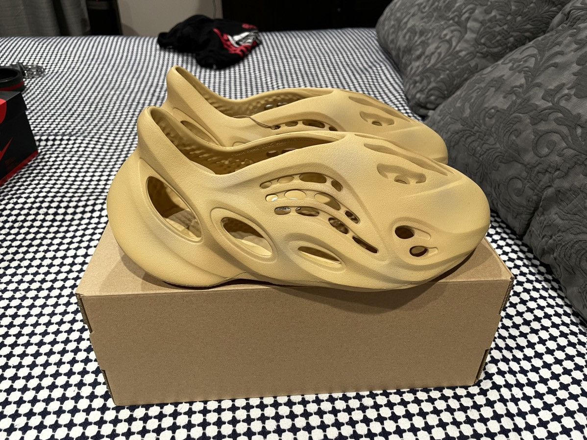 yeezy foam runner sand outfit