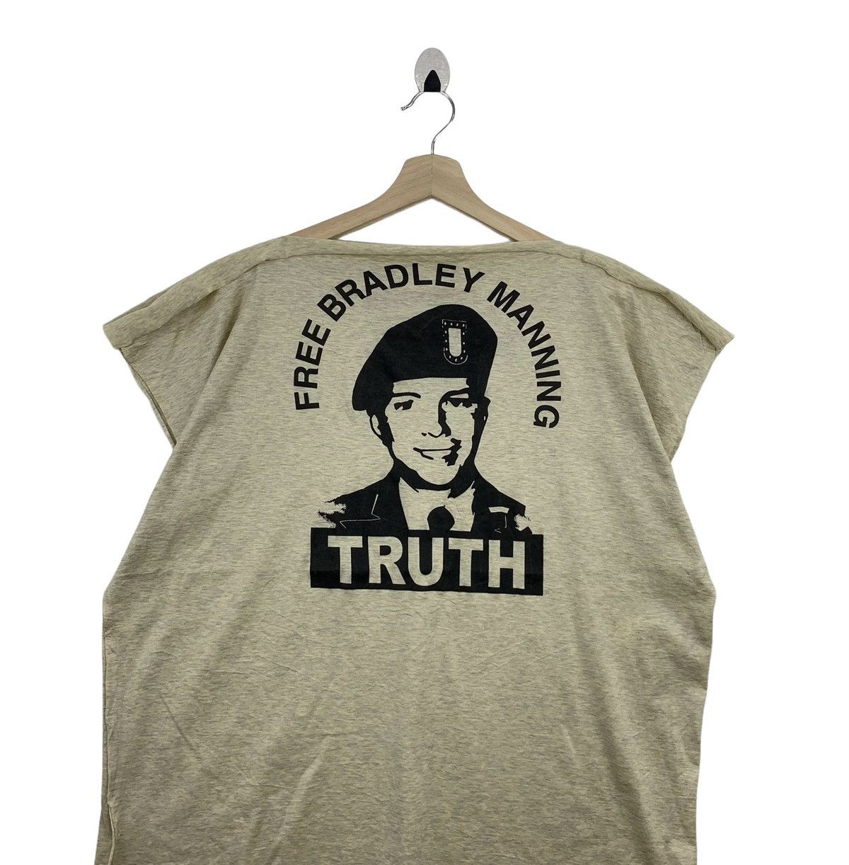 Designer × Vivienne Westwood Rare!! VIVIENNE WESTWOOD Man Free Bradley Manning Truth SS Size US XL / EU 56 / 4 - 2 Thumbnail