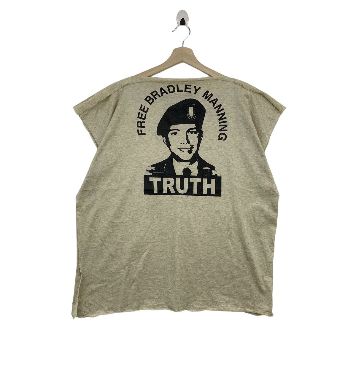 Designer × Vivienne Westwood Rare!! VIVIENNE WESTWOOD Man Free Bradley Manning Truth SS Size US XL / EU 56 / 4 - 1 Thumbnail