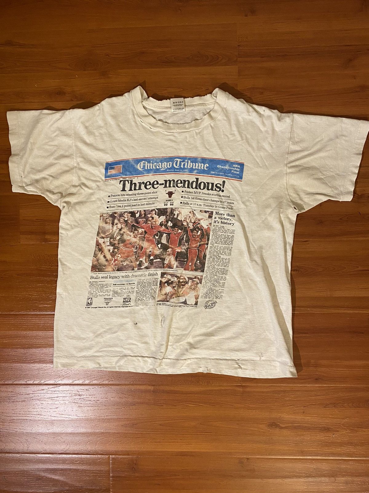 Vintage RARE SINGLE STITCHED JORDAN BULLS 1998 THREE PEAT TEE SHIRT Size US M / EU 48-50 / 2 - 1 Thumbnail