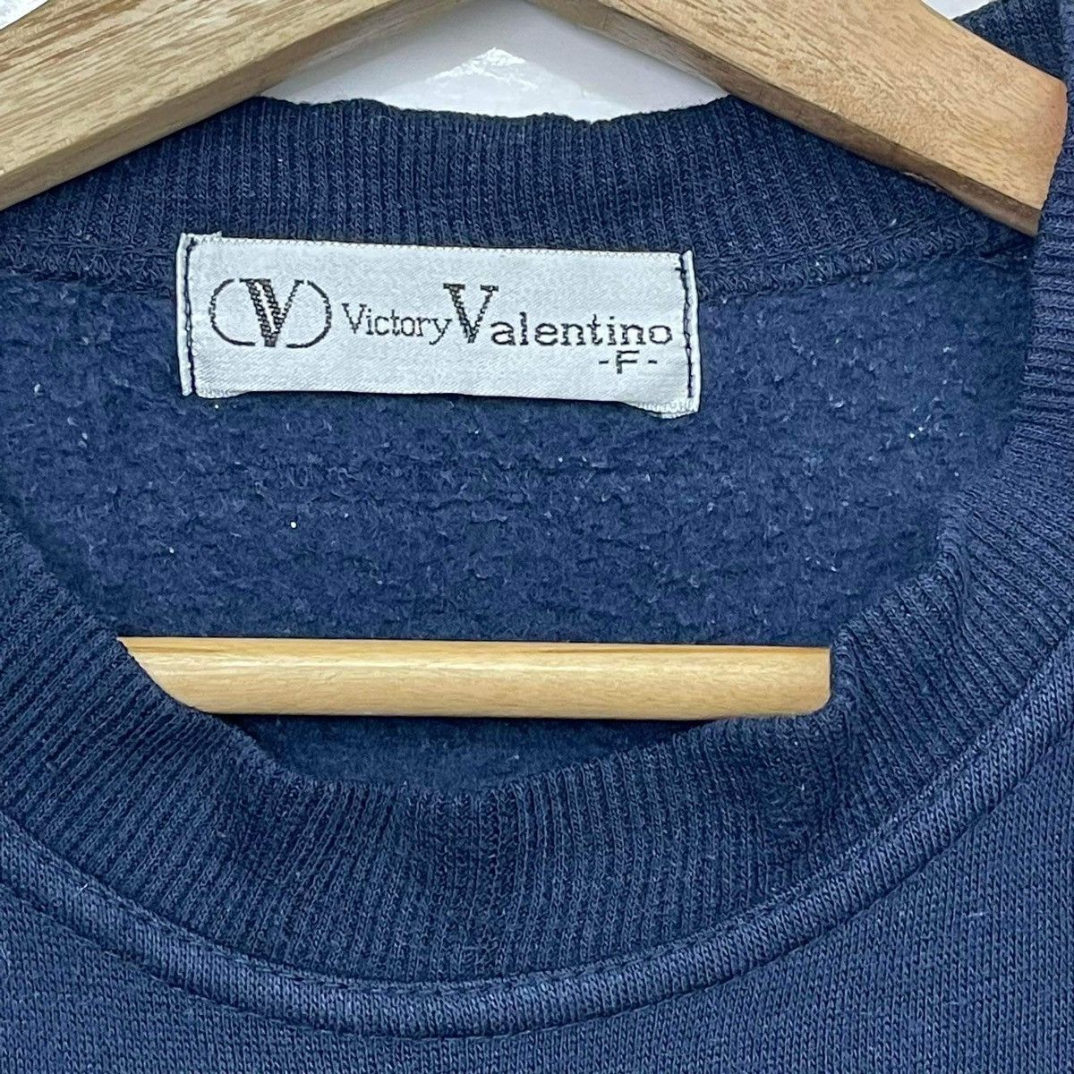 Japanese Brand Vintage Victory Valentino Big Logo Embroidered Sweatshirt Size US M / EU 48-50 / 2 - 8 Thumbnail