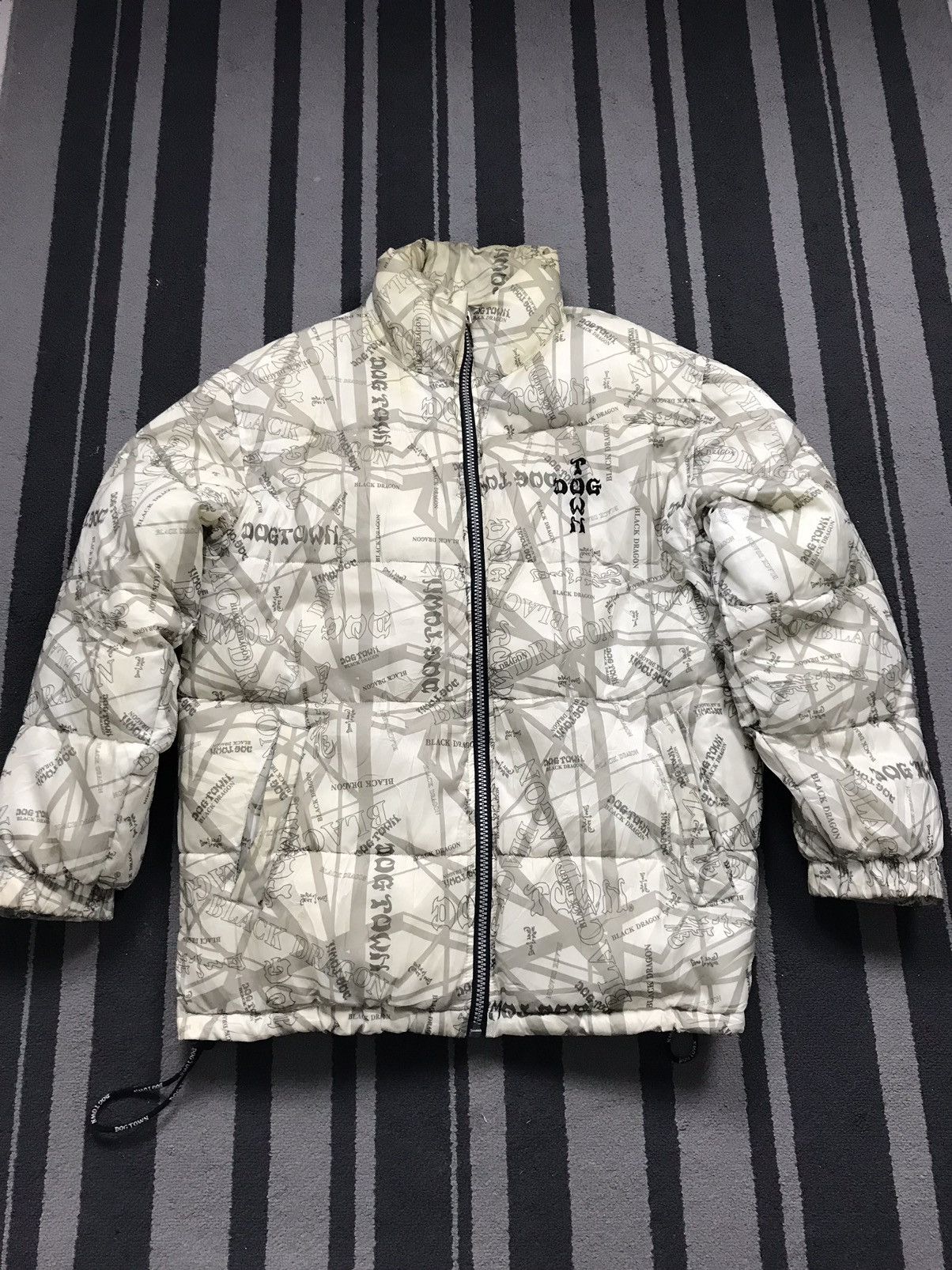Dogtown × Japanese Brand 🇺🇸Vintage Dogtown Black Dragon Puffer Jacket Size US XL / EU 56 / 4 - 1 Thumbnail