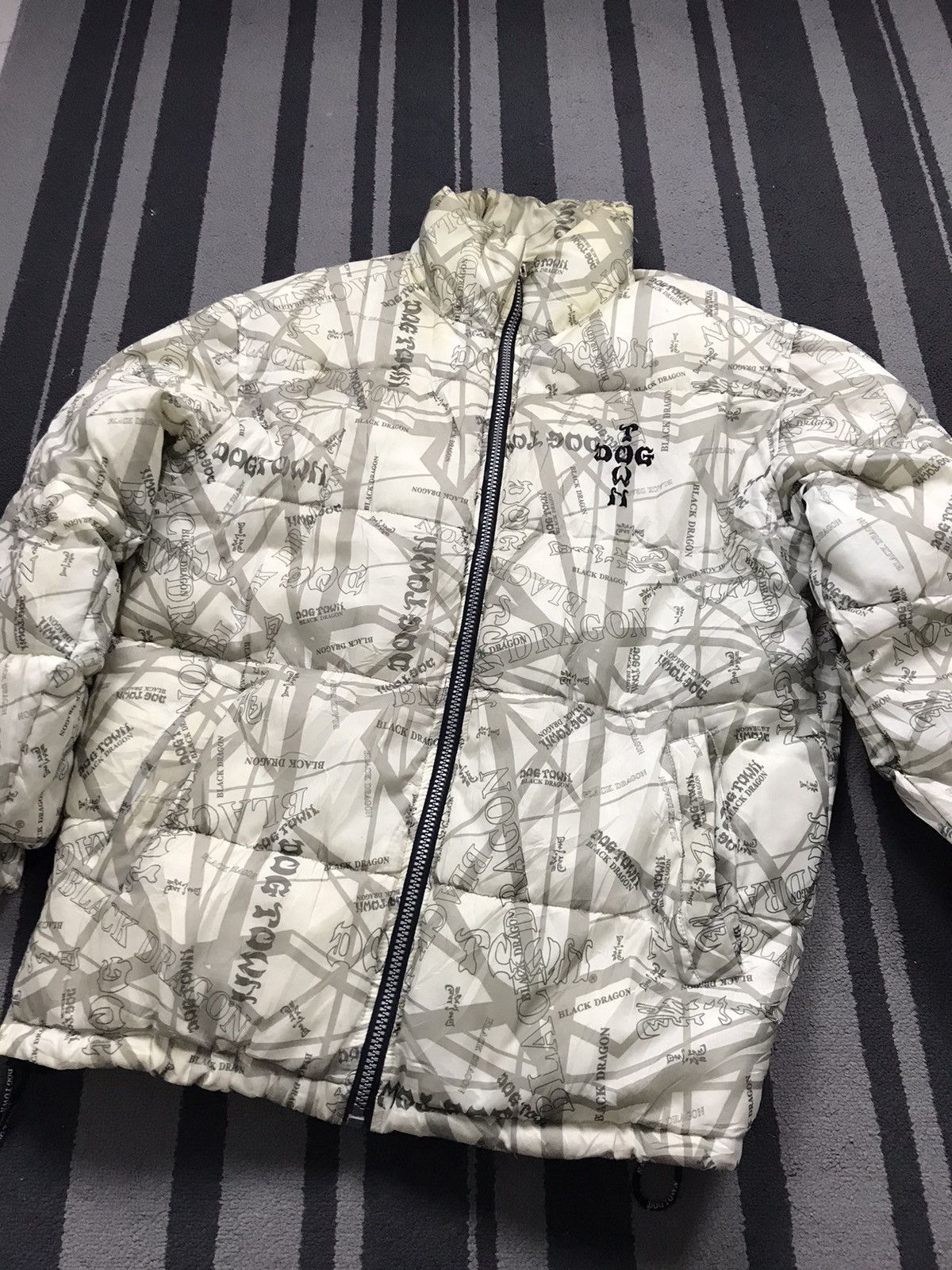 Dogtown × Japanese Brand 🇺🇸Vintage Dogtown Black Dragon Puffer Jacket Size US XL / EU 56 / 4 - 2 Thumbnail