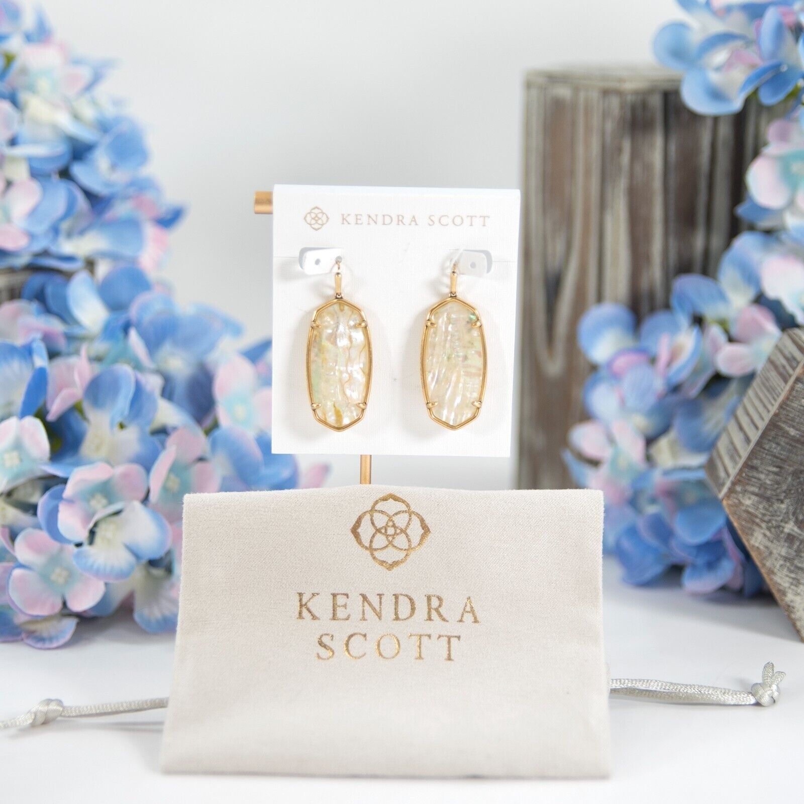 Kendra Scott Elle Faceted White Abalone Vintage Gold Stateme