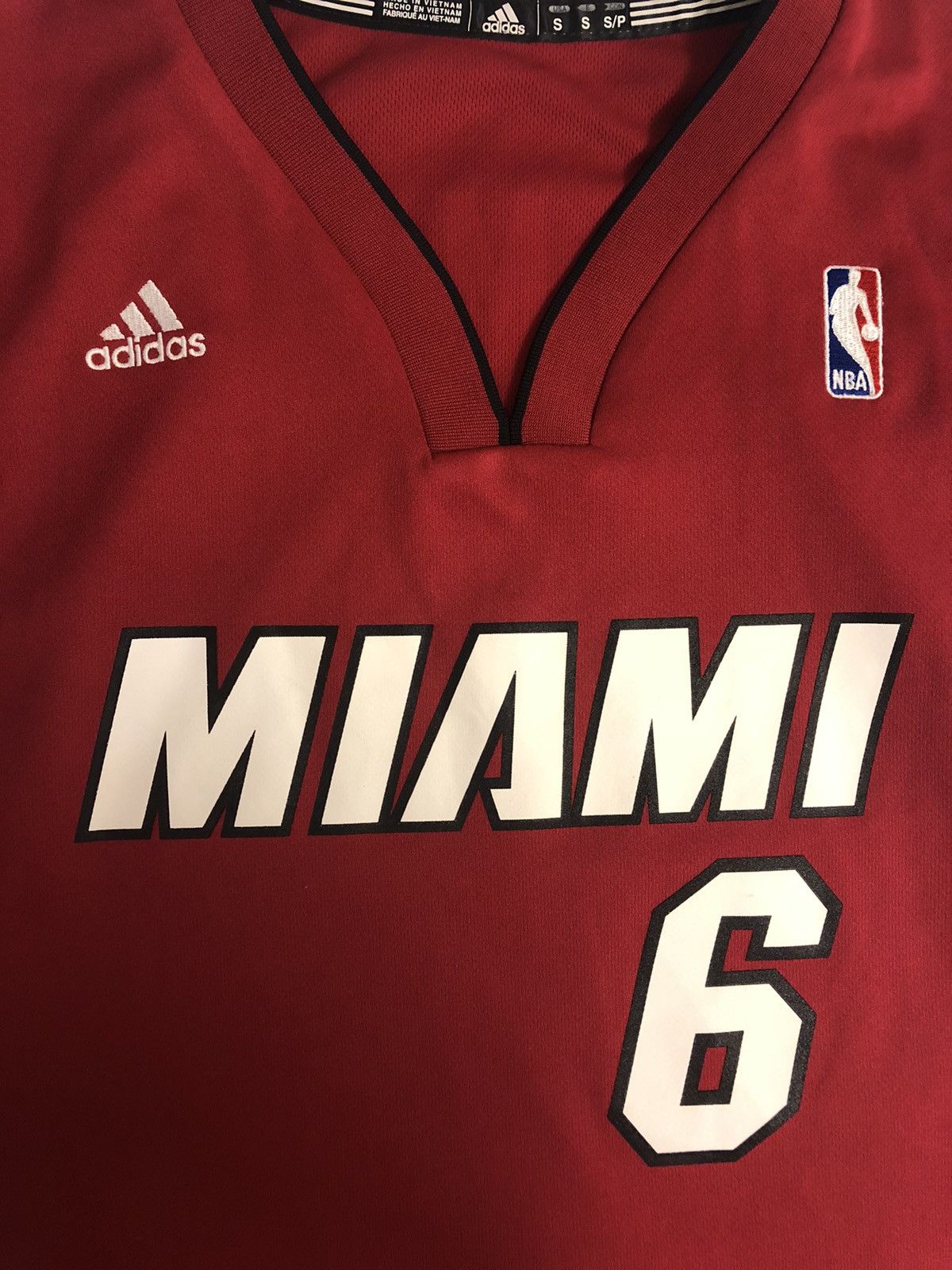 Adidas LEBRON JAMES #6 MIAMI HEAT ADIDAS NBA AWAY BASKETBALL JERSEY Size US S / EU 44-46 / 1 - 4 Thumbnail