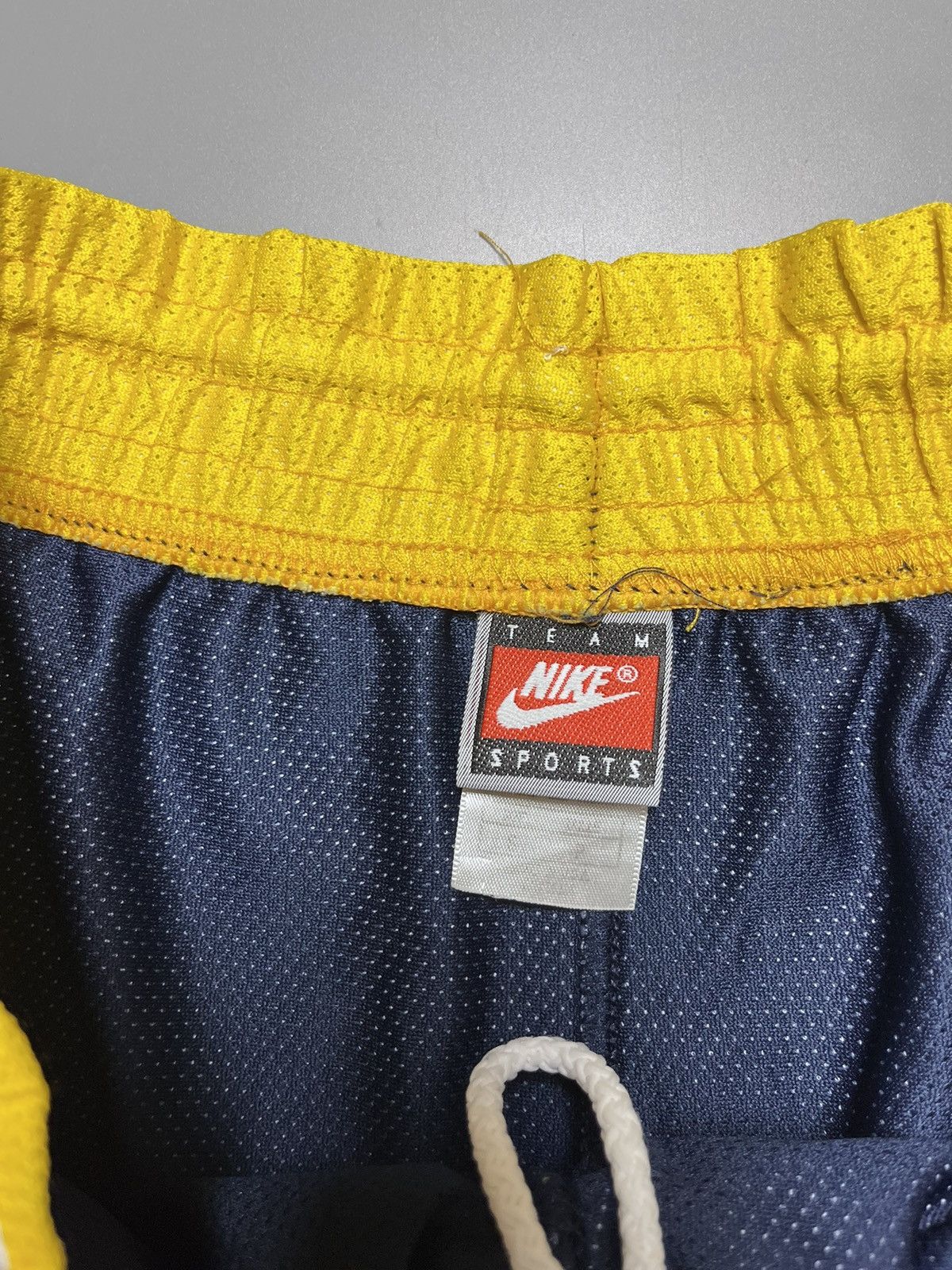 Nike Vintage Nike shorts striped size S logo Size US 32 / EU 48 - 4 Thumbnail