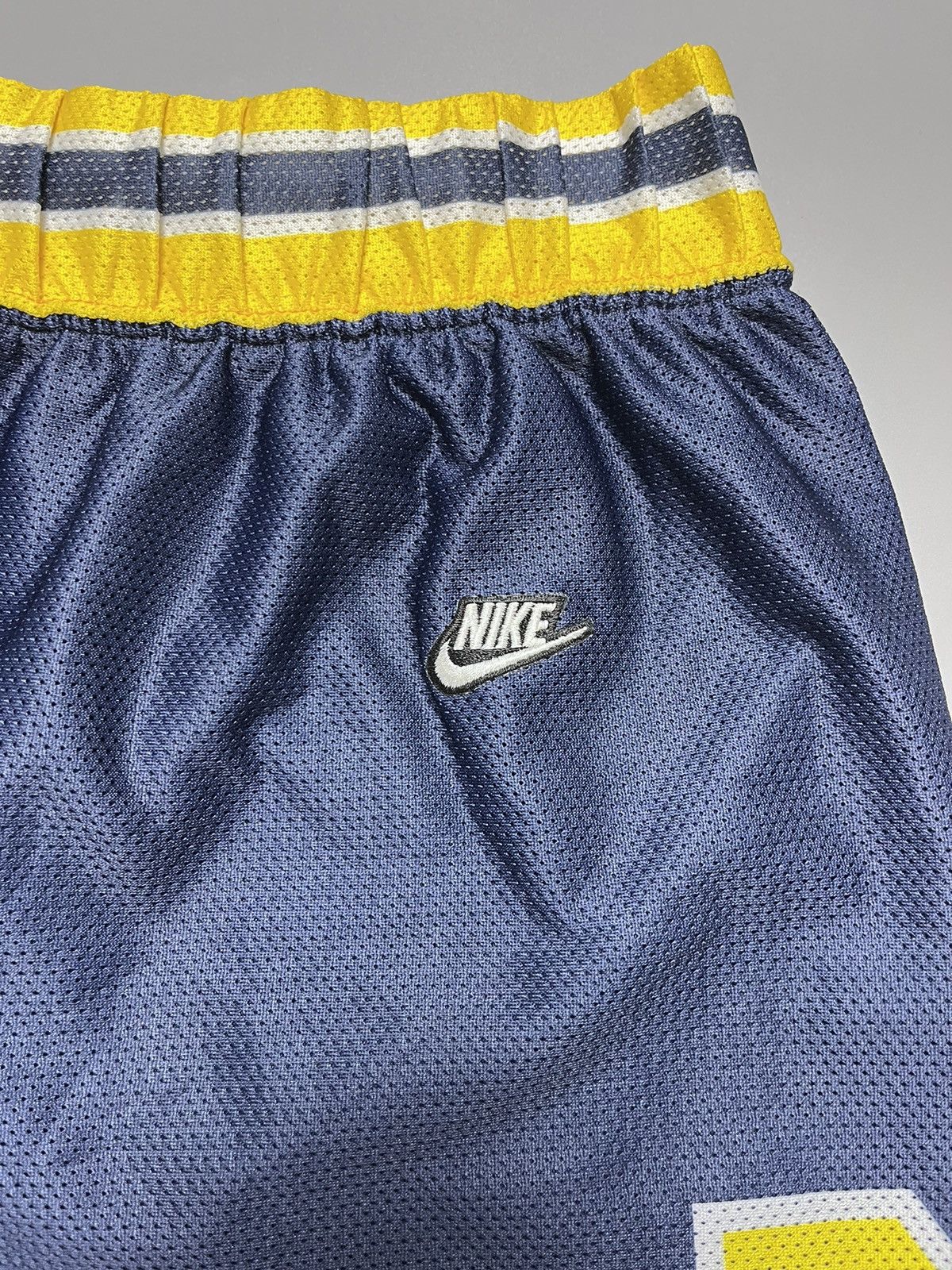 Nike Vintage Nike shorts striped size S logo Size US 32 / EU 48 - 3 Thumbnail