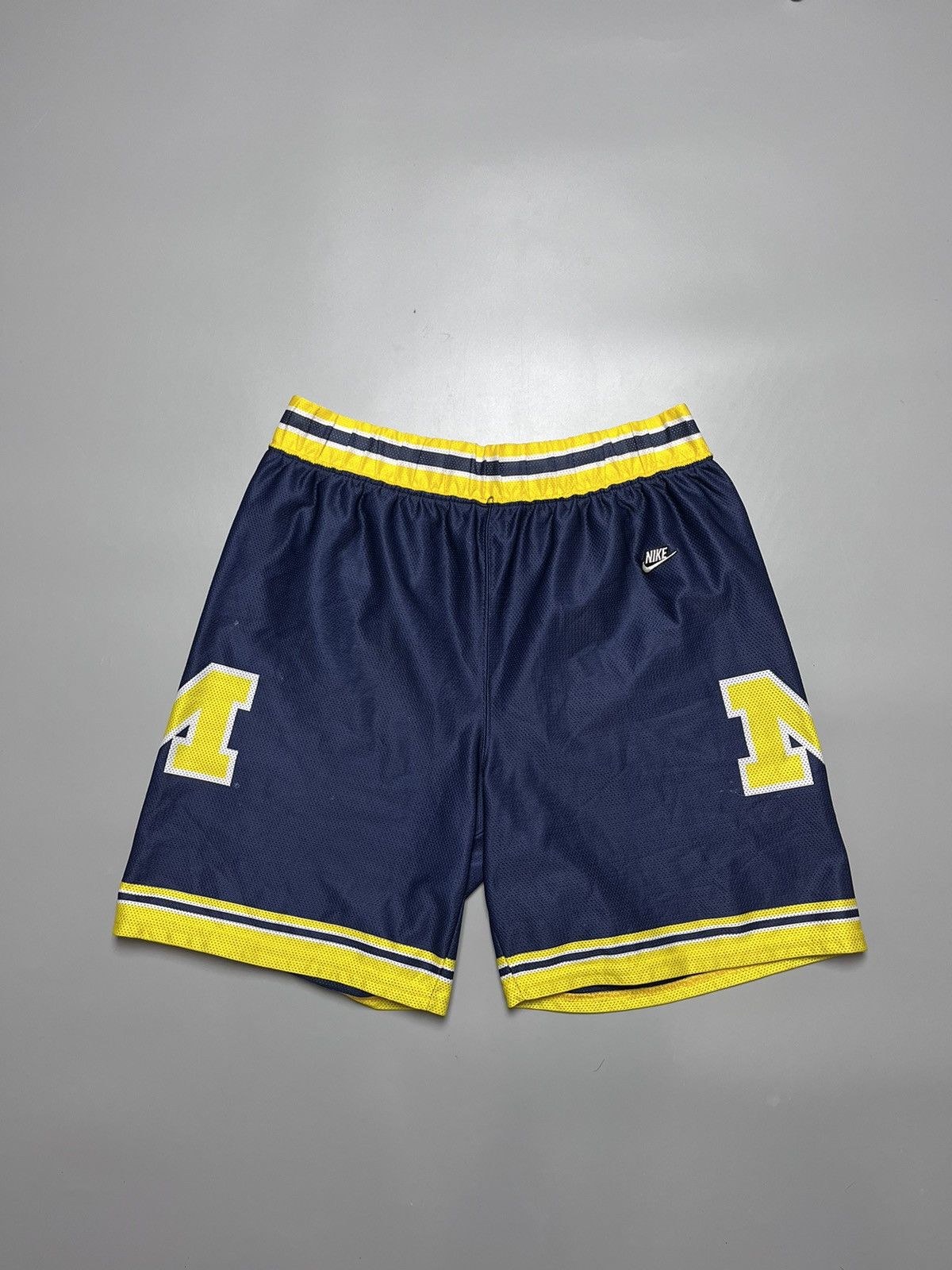 Nike Vintage Nike shorts striped size S logo Size US 32 / EU 48 - 1 Thumbnail