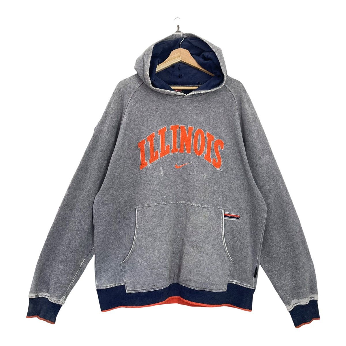 Nike 90s Nike illinois Big Logo Embroidered Hoodies Size XL Size US XL / EU 56 / 4 - 1 Thumbnail